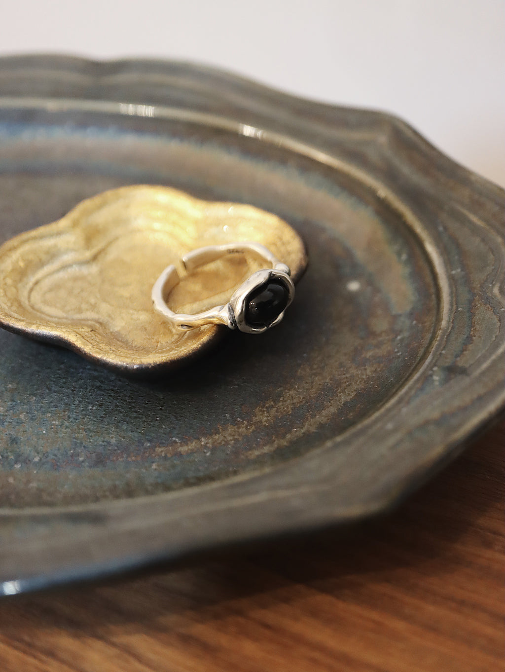 Onyx irregular band 925 silver ring