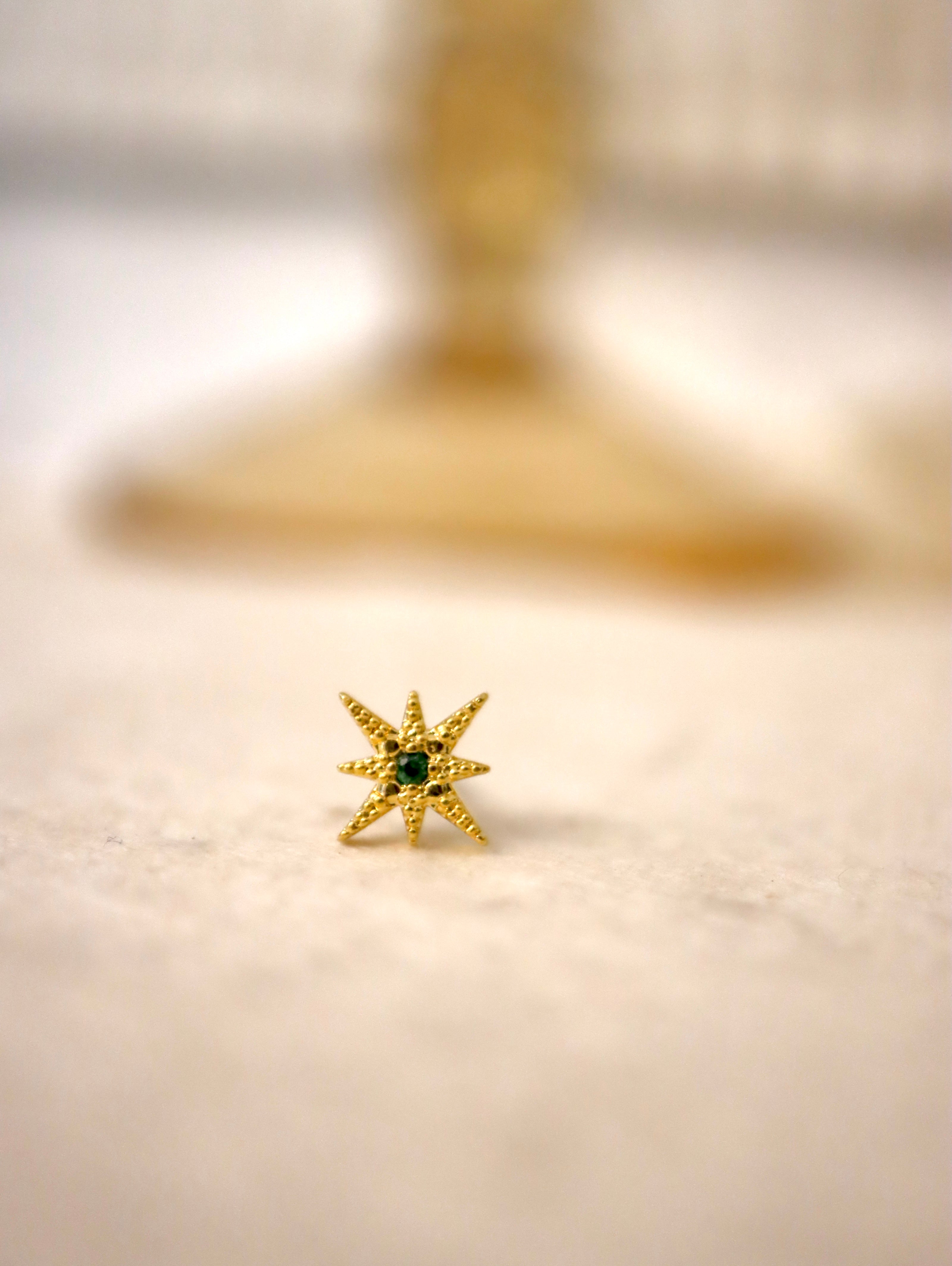 Starburst green stud piercing (1pc)