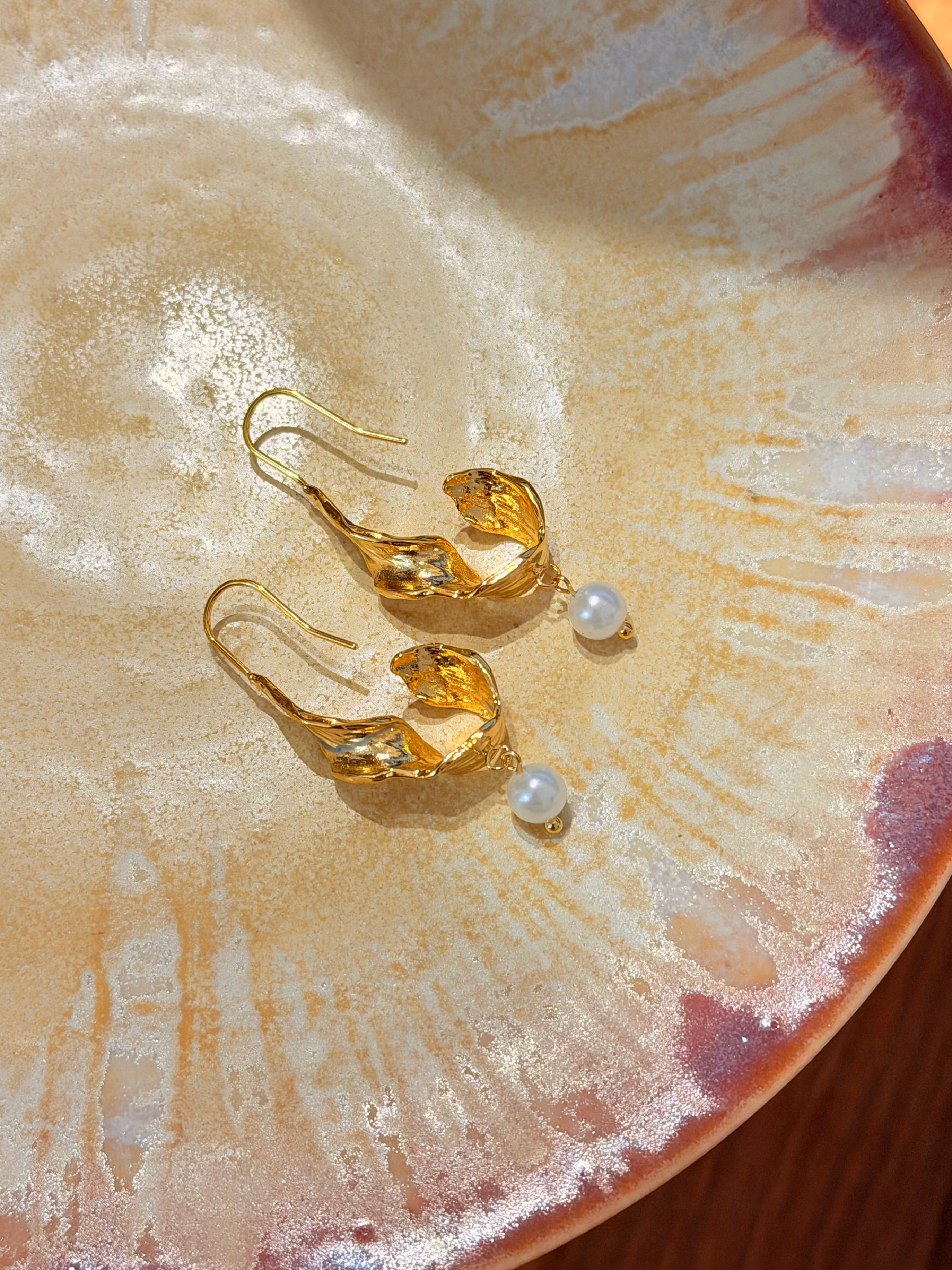 Drop pearl earrings
