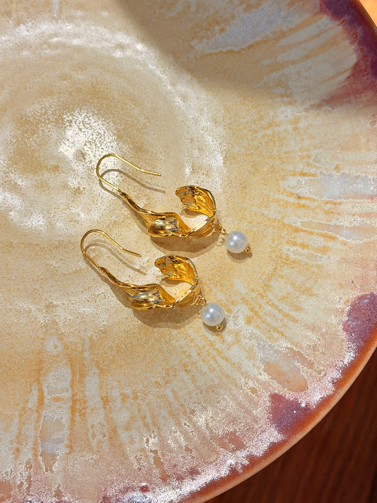 Drop pearl earrings