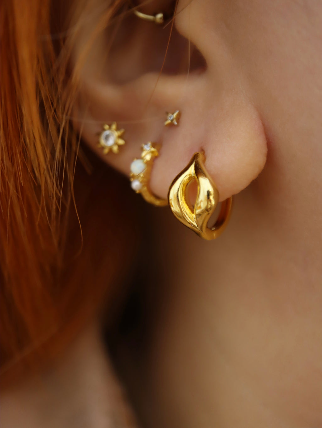 Double flow line hoop earrings