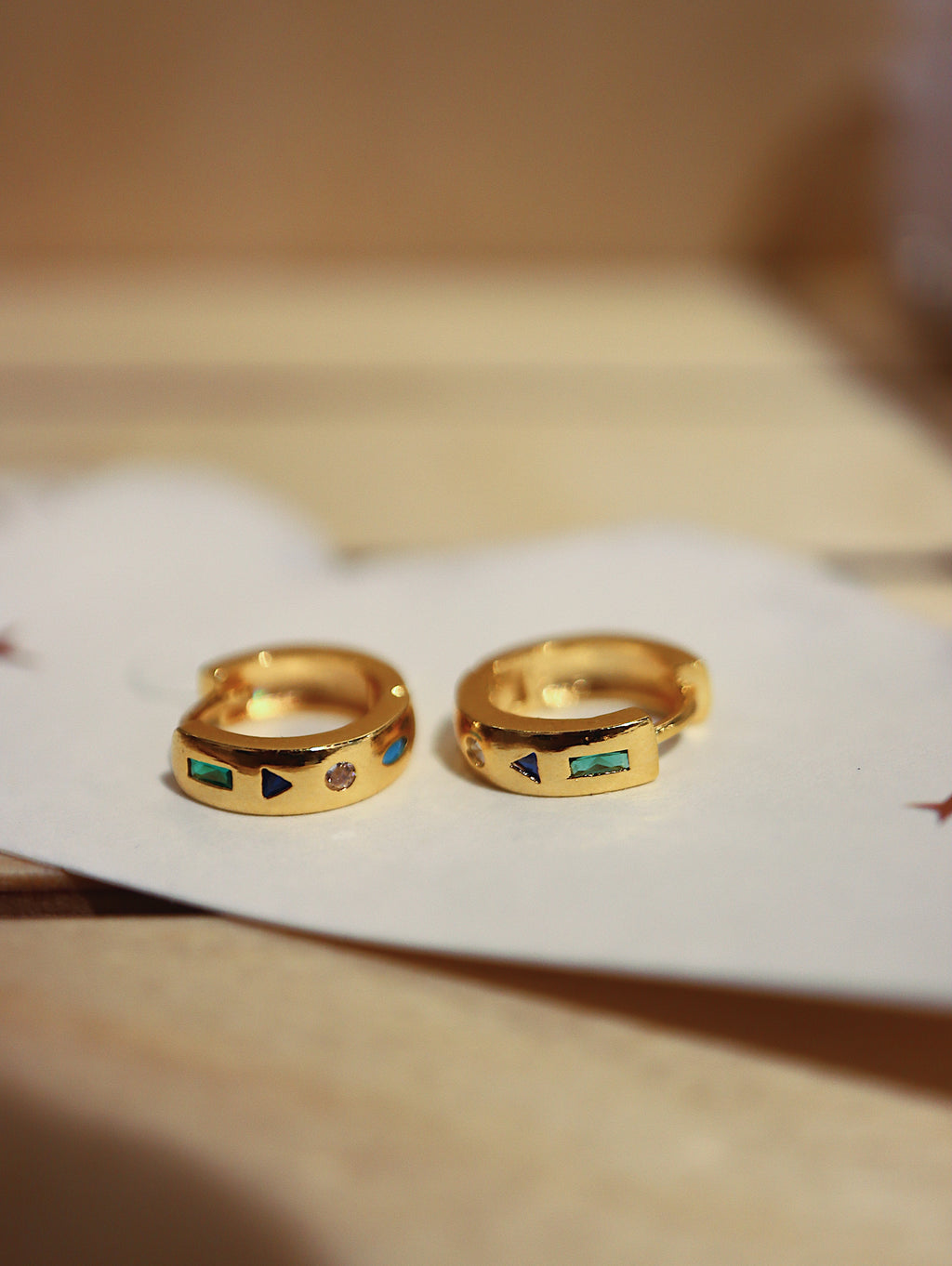 Coloured stud mini hugger earrings，