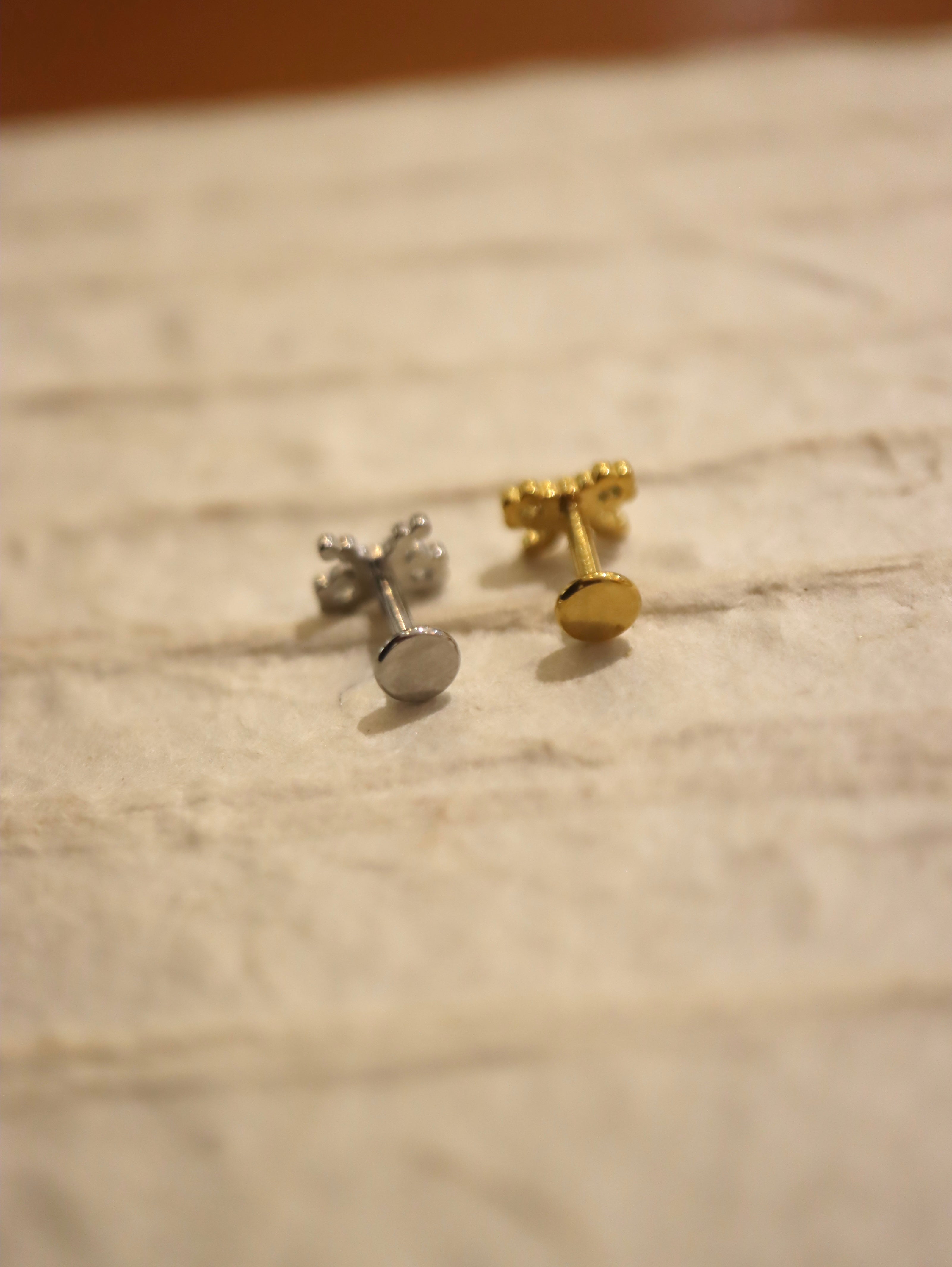 Ribbon stainless steel threadless labret piercing