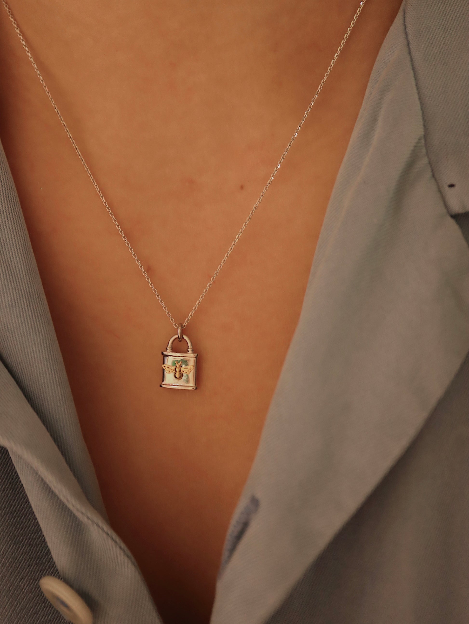 Mix tone bee on lock 925 silver necklace