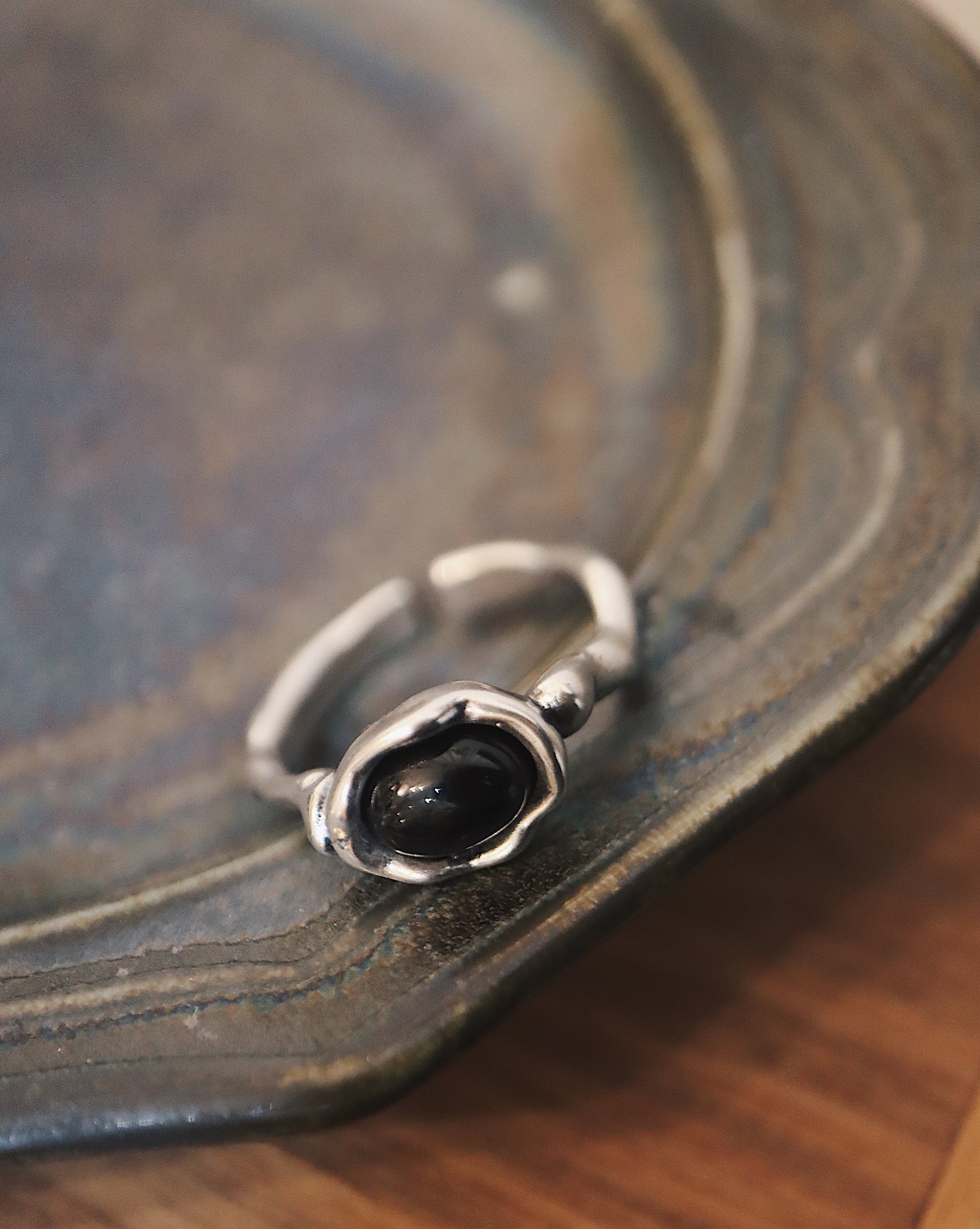 Onyx irregular band 925 silver ring