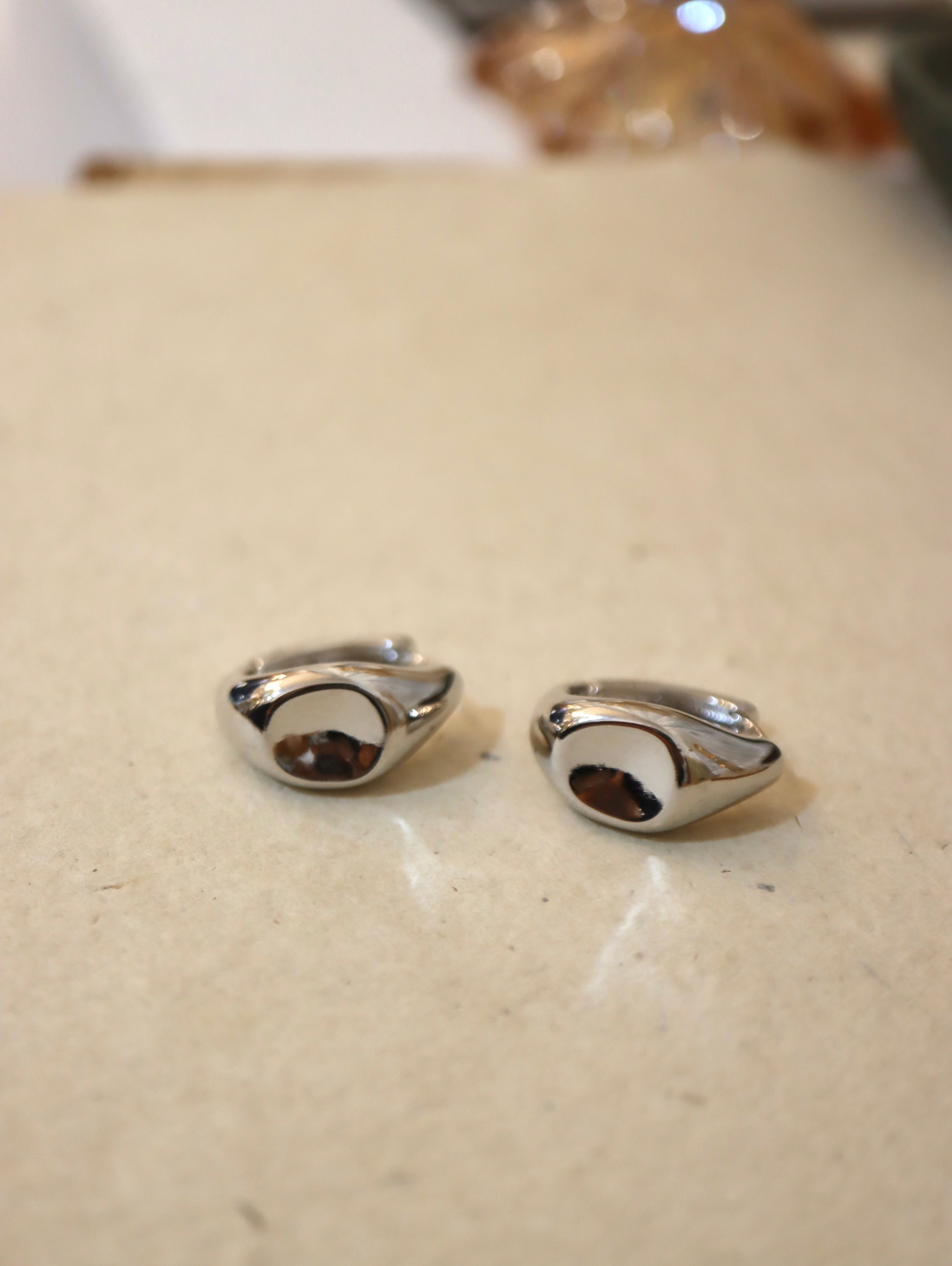 One-touch hoop earrings with curves