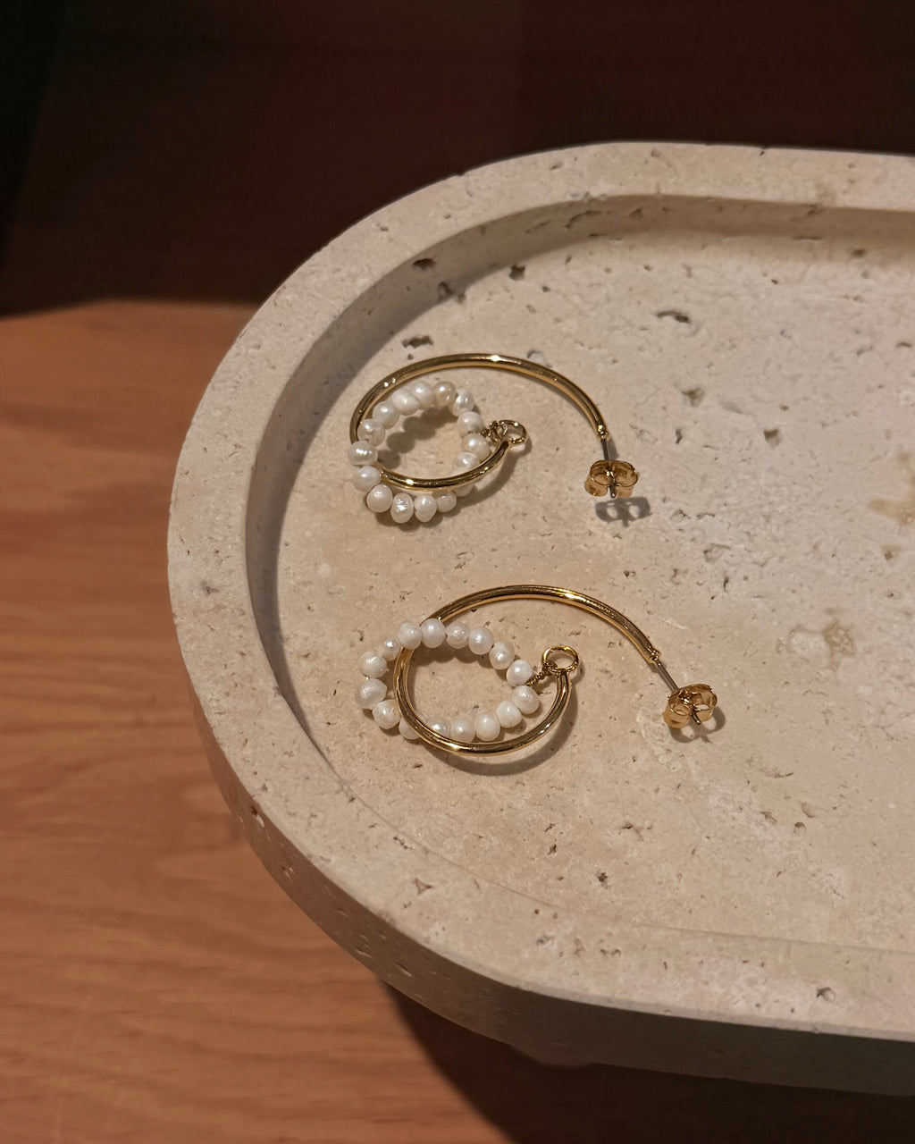 Interlock pearl earrings