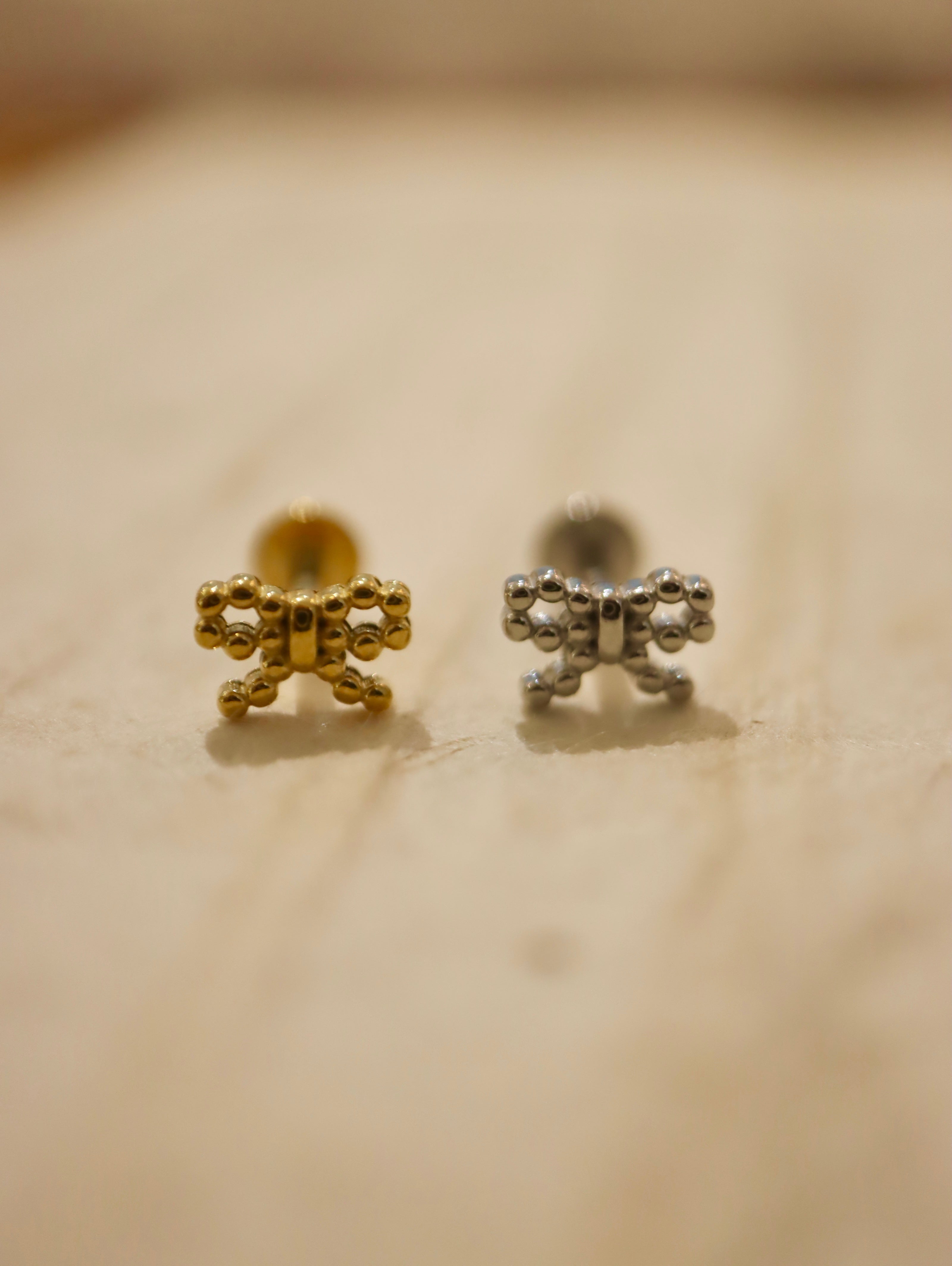 Ribbon stainless steel threadless labret piercing