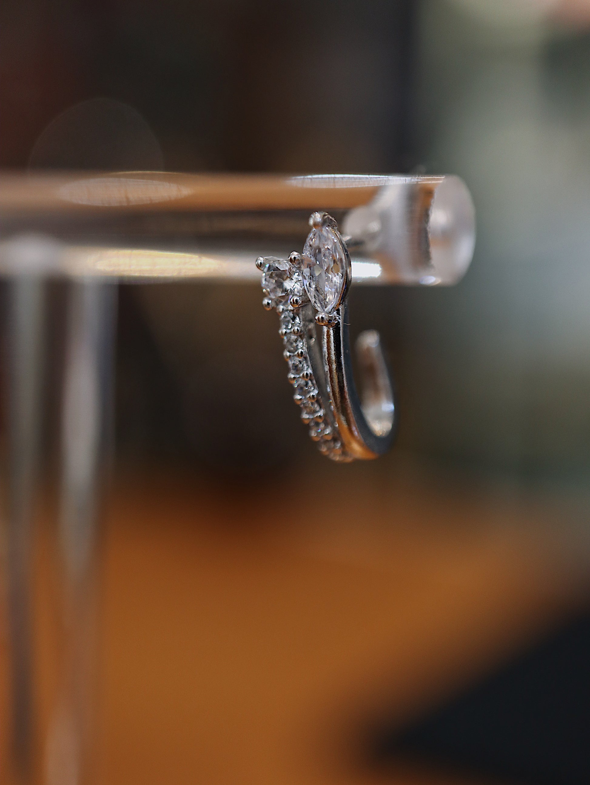 Cz curved U-shaped stud piercing