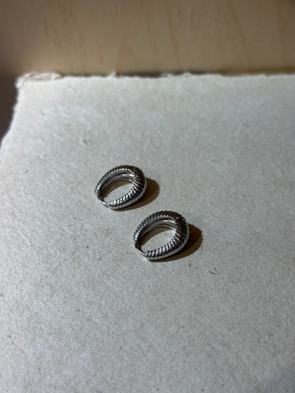 Textured oval hoop earrings