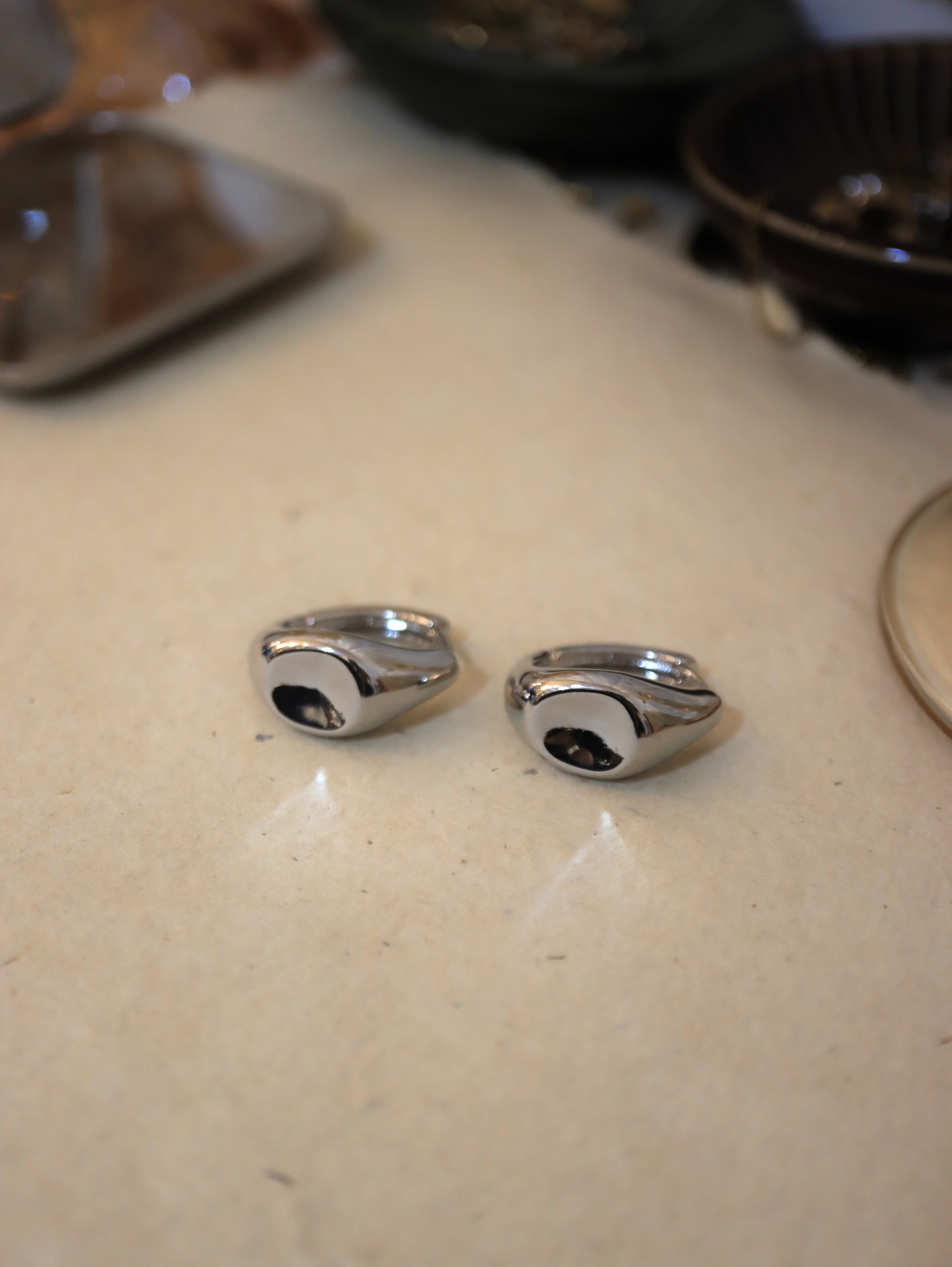 One-touch hoop earrings with curves