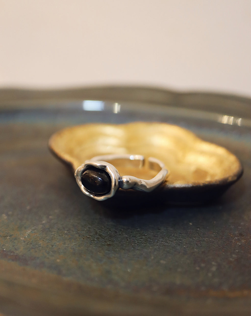 Onyx irregular band 925 silver ring