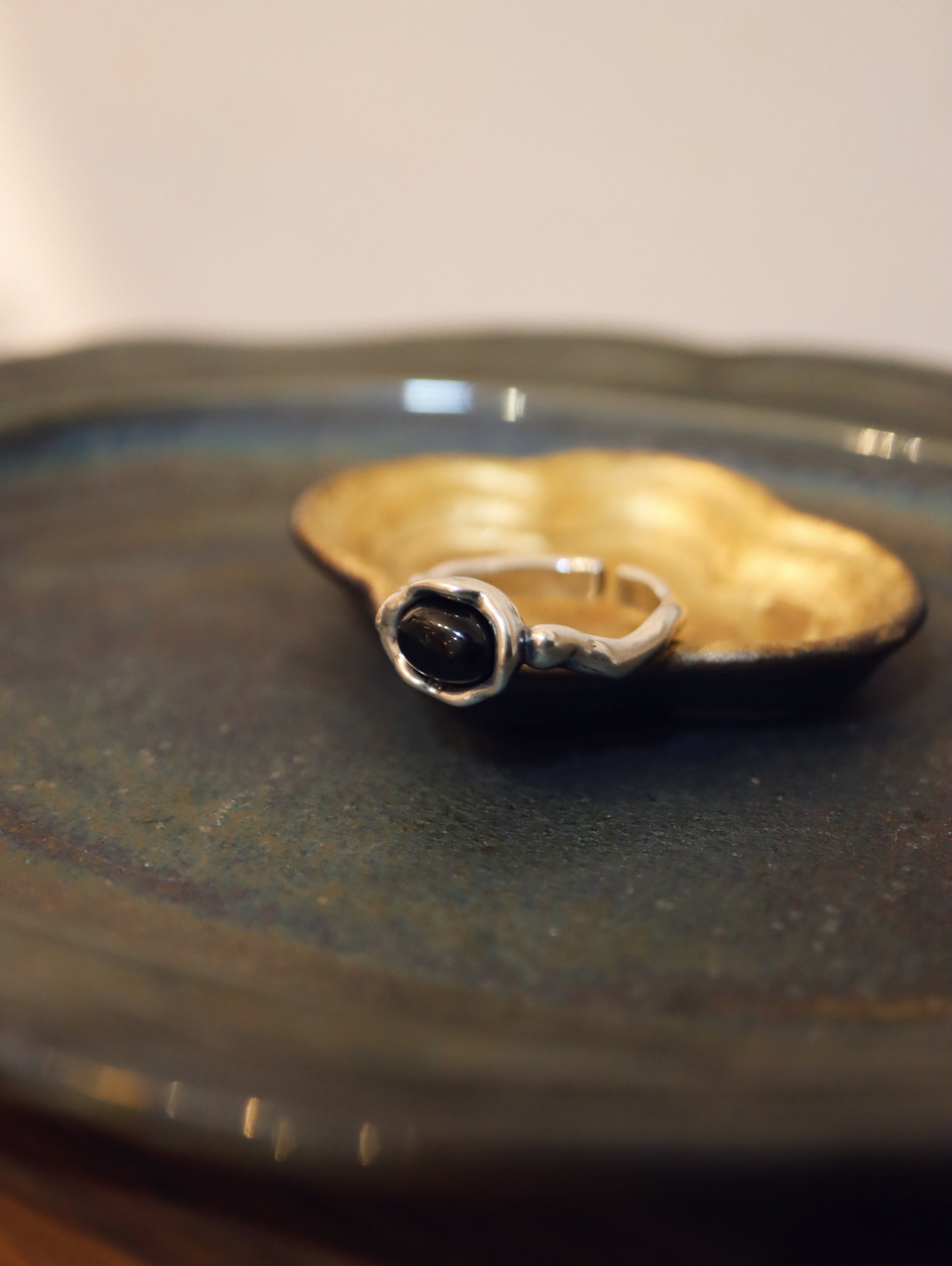 Onyx irregular band 925 silver ring