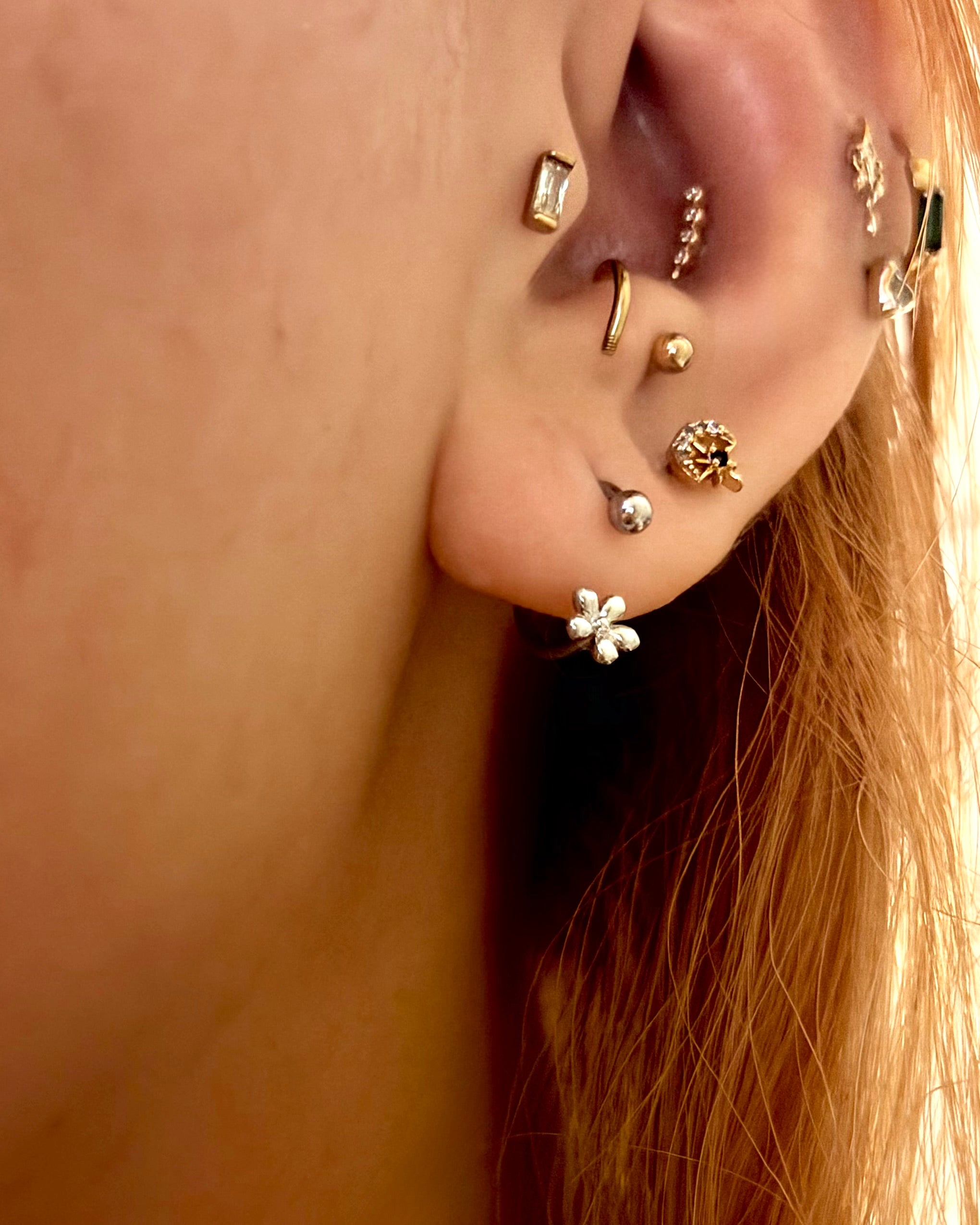Lobe Blossom Circular Barbell Earring (1pc)