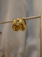 One-touch hoop earrings with curves