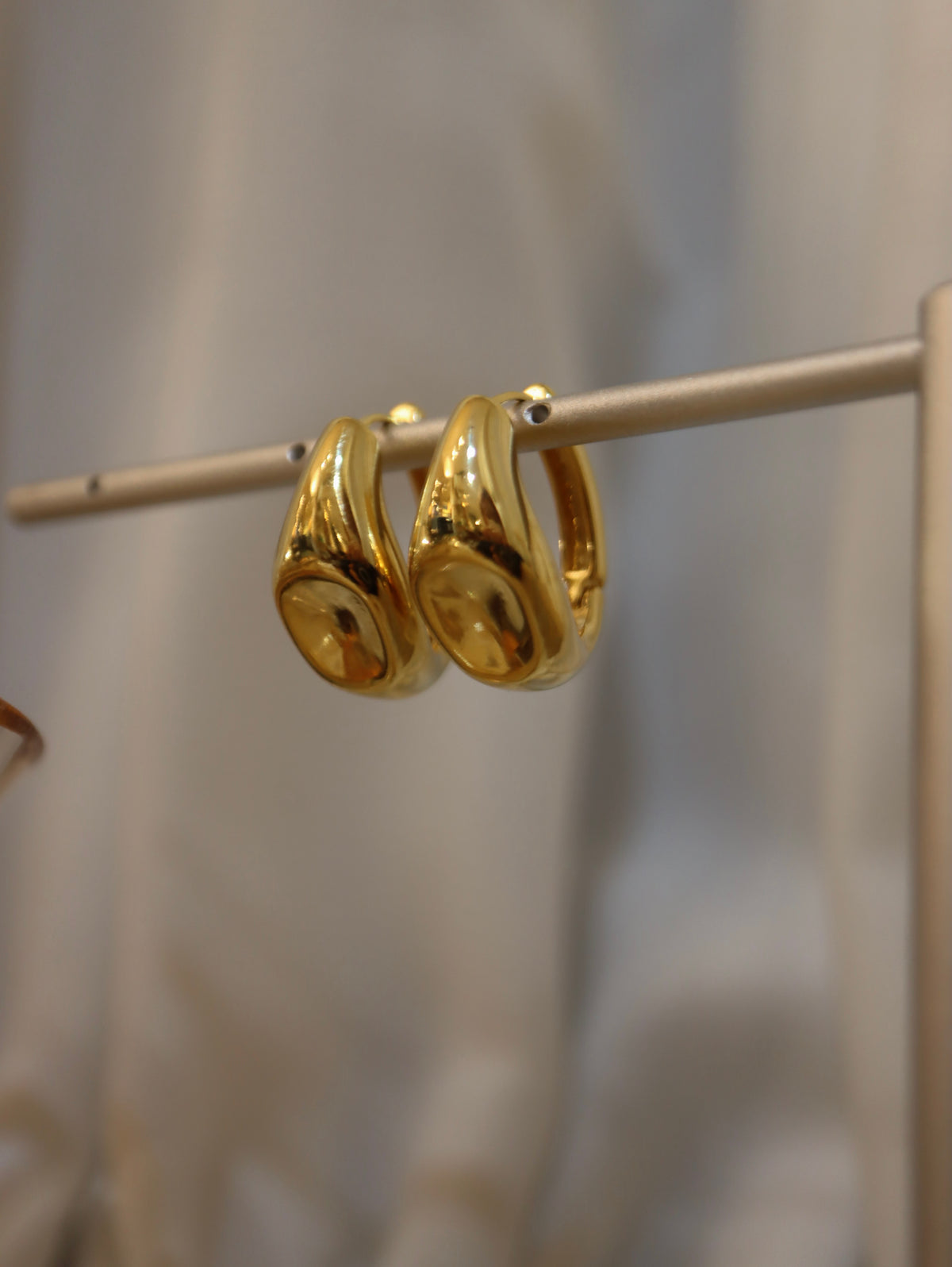 One-touch hoop earrings with curves