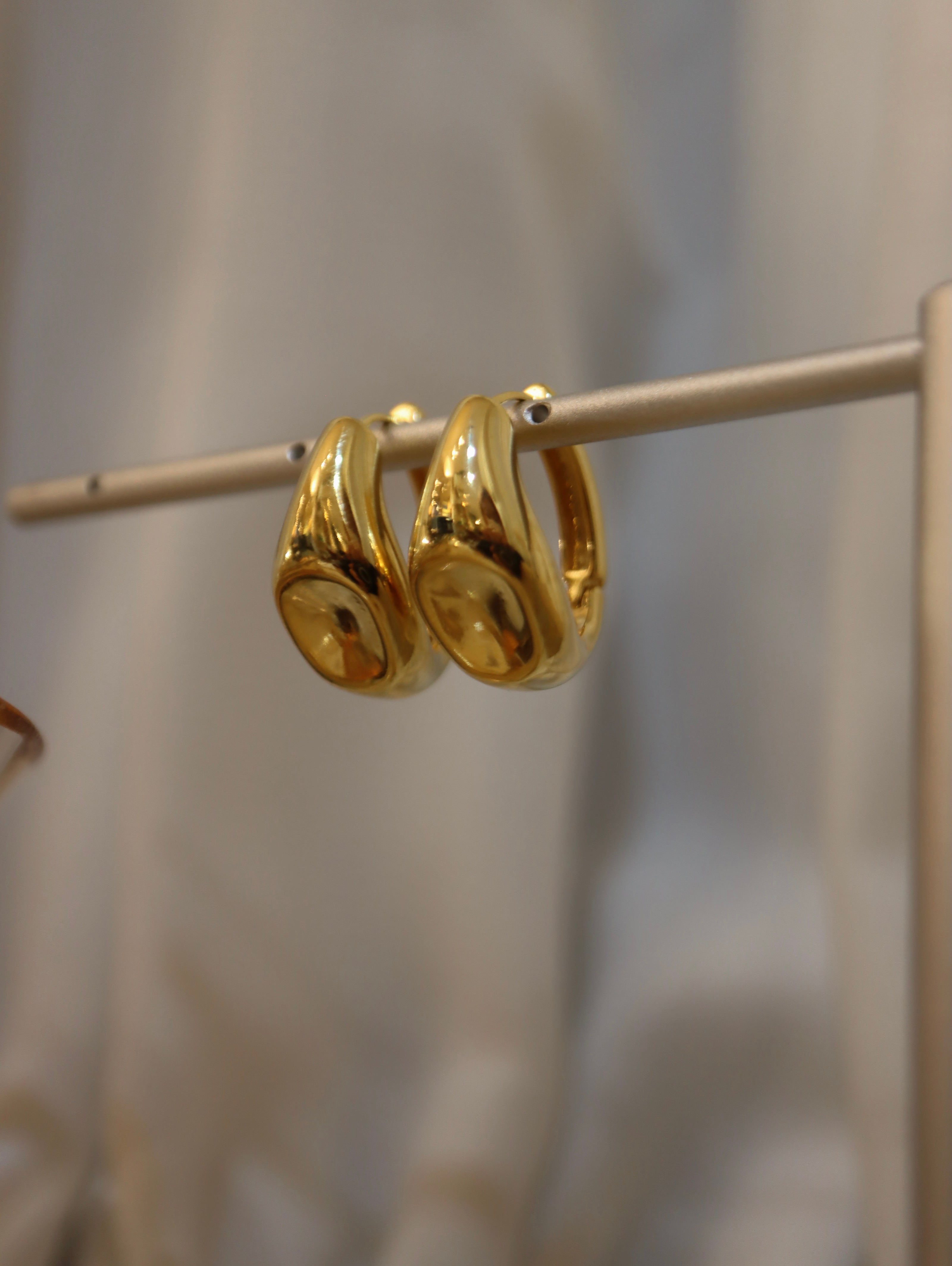 One-touch hoop earrings with curves