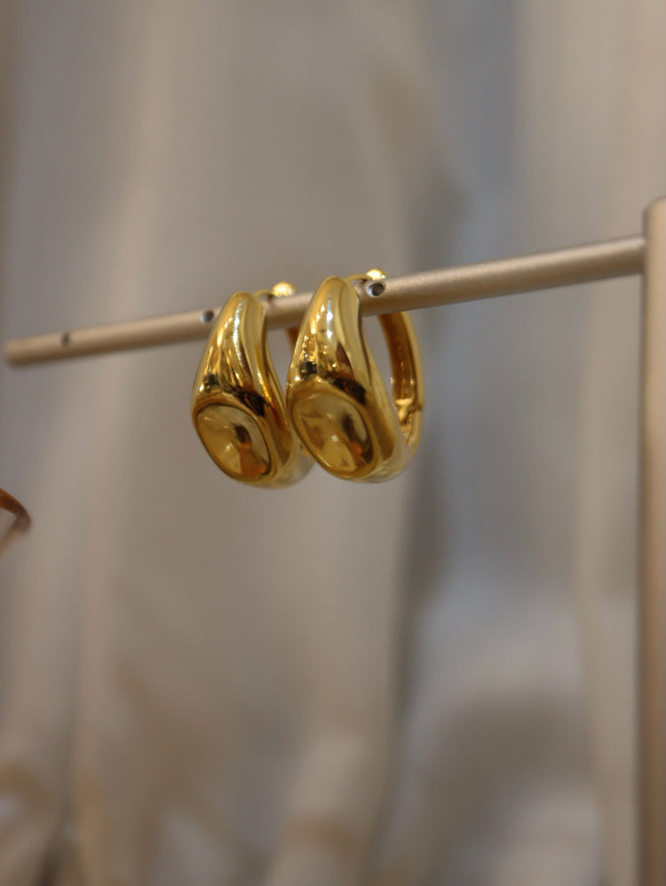 One-touch hoop earrings with curves