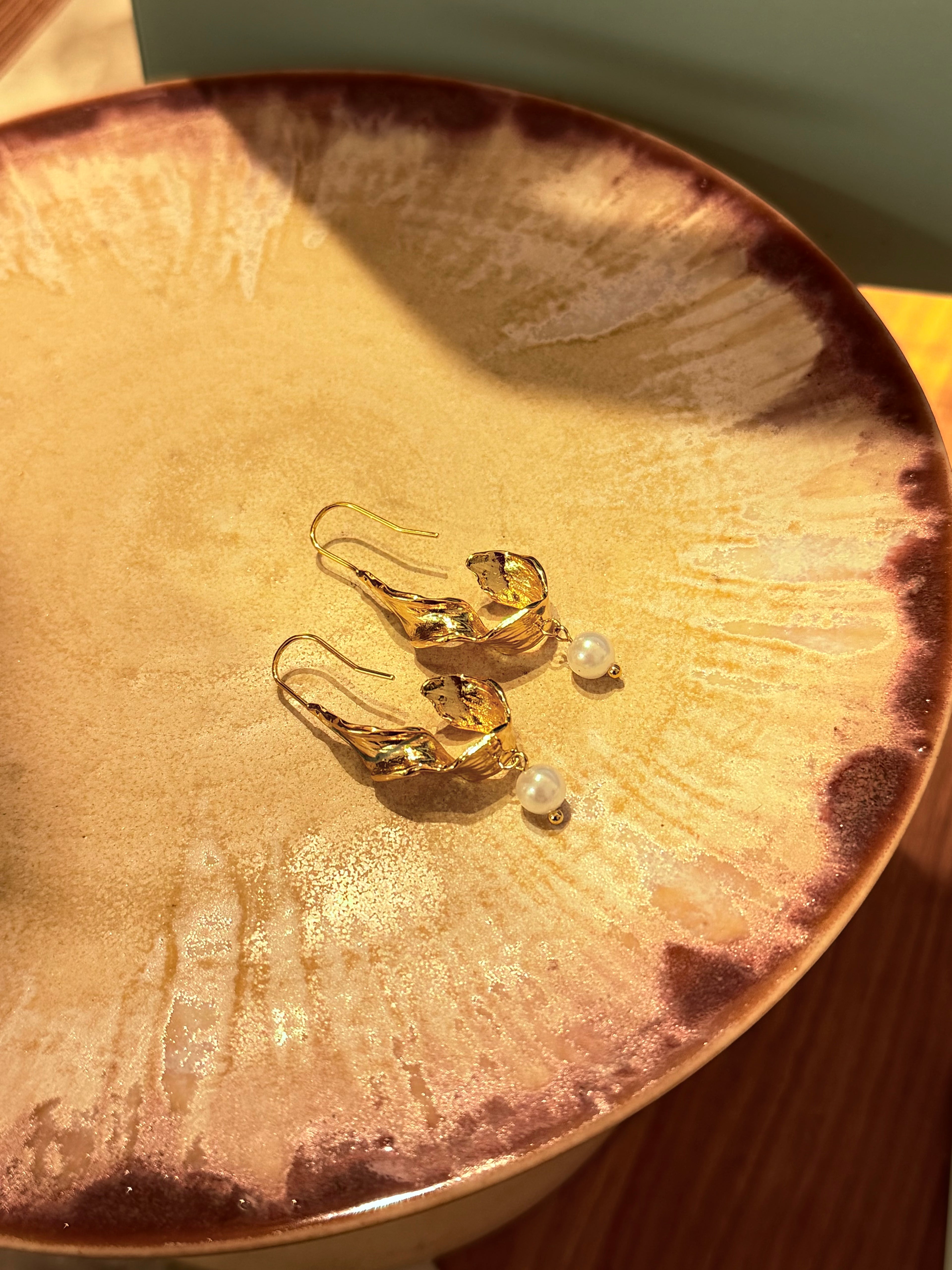 Drop pearl earrings