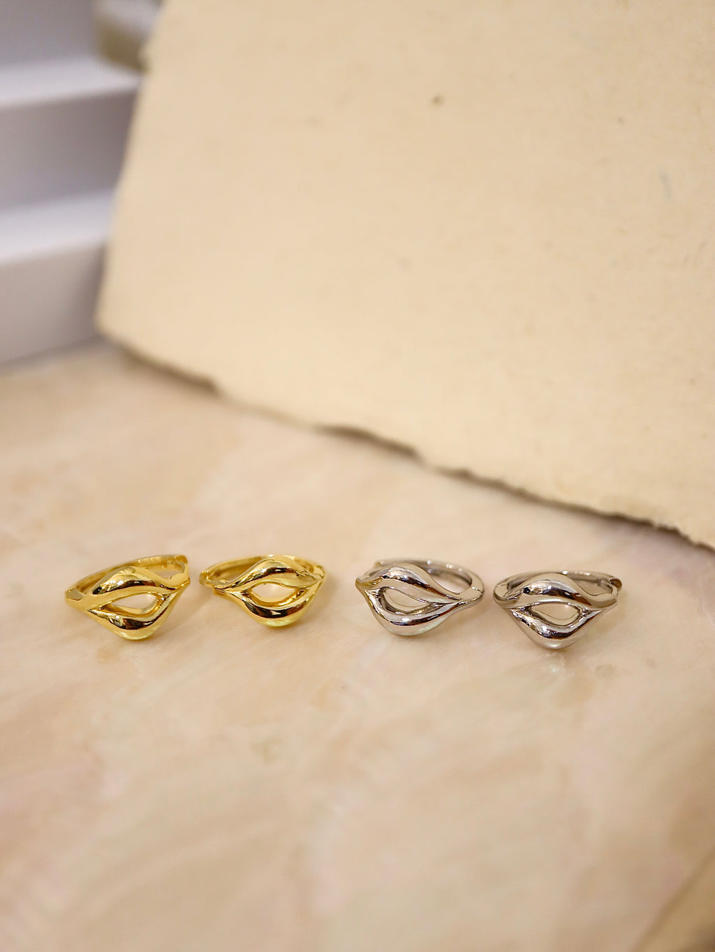 Double flow line hoop earrings