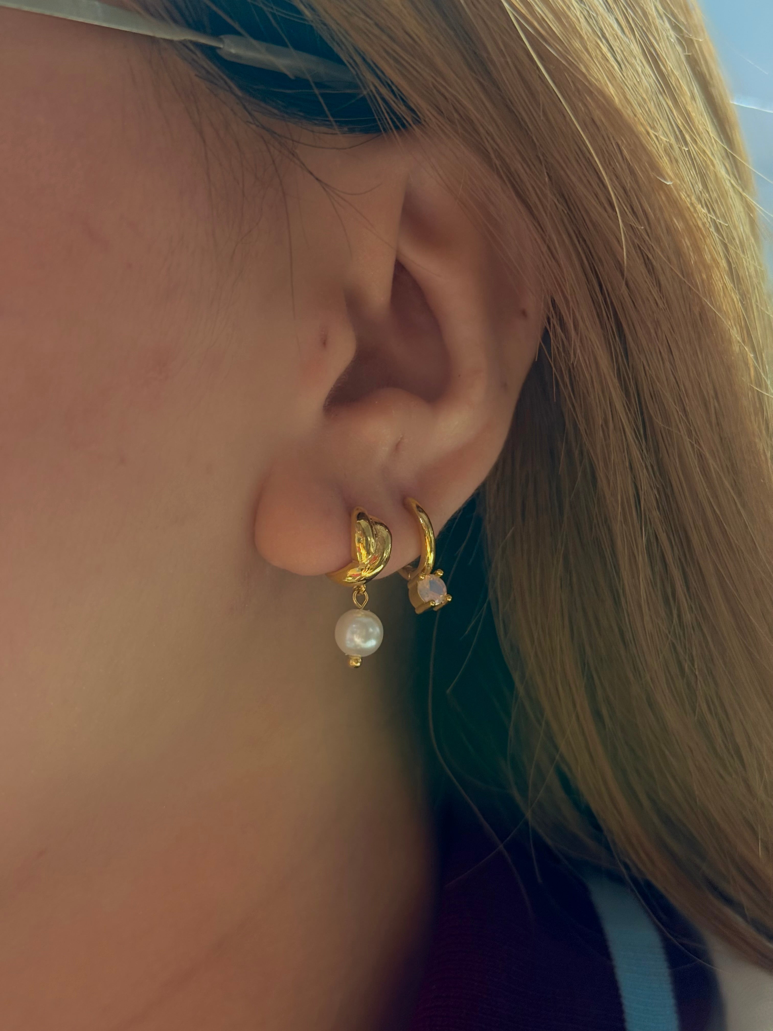 Drop pearl earrings
