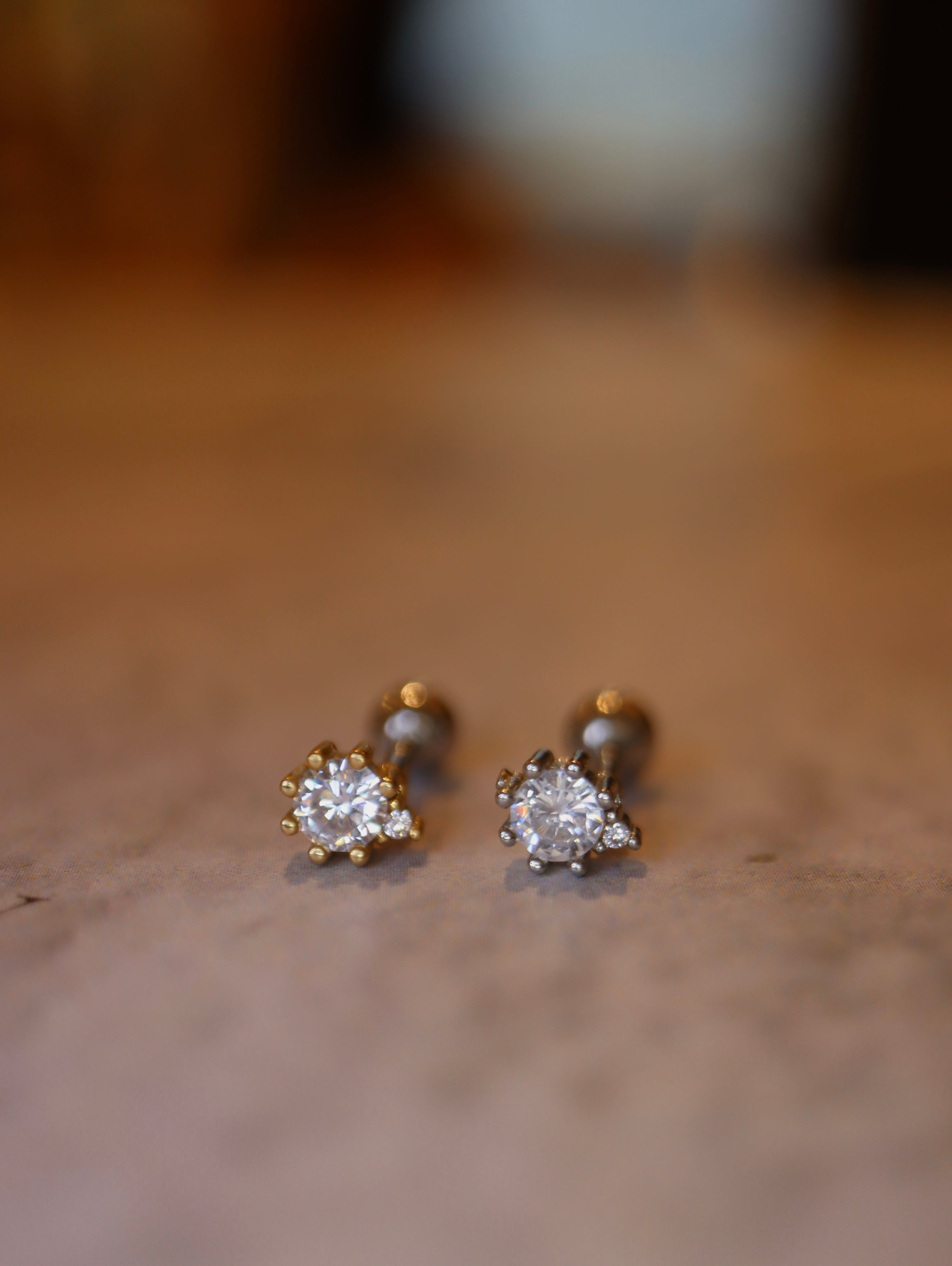 Side Sparkle Stud Piercing Surgical Steel earring (1pc)