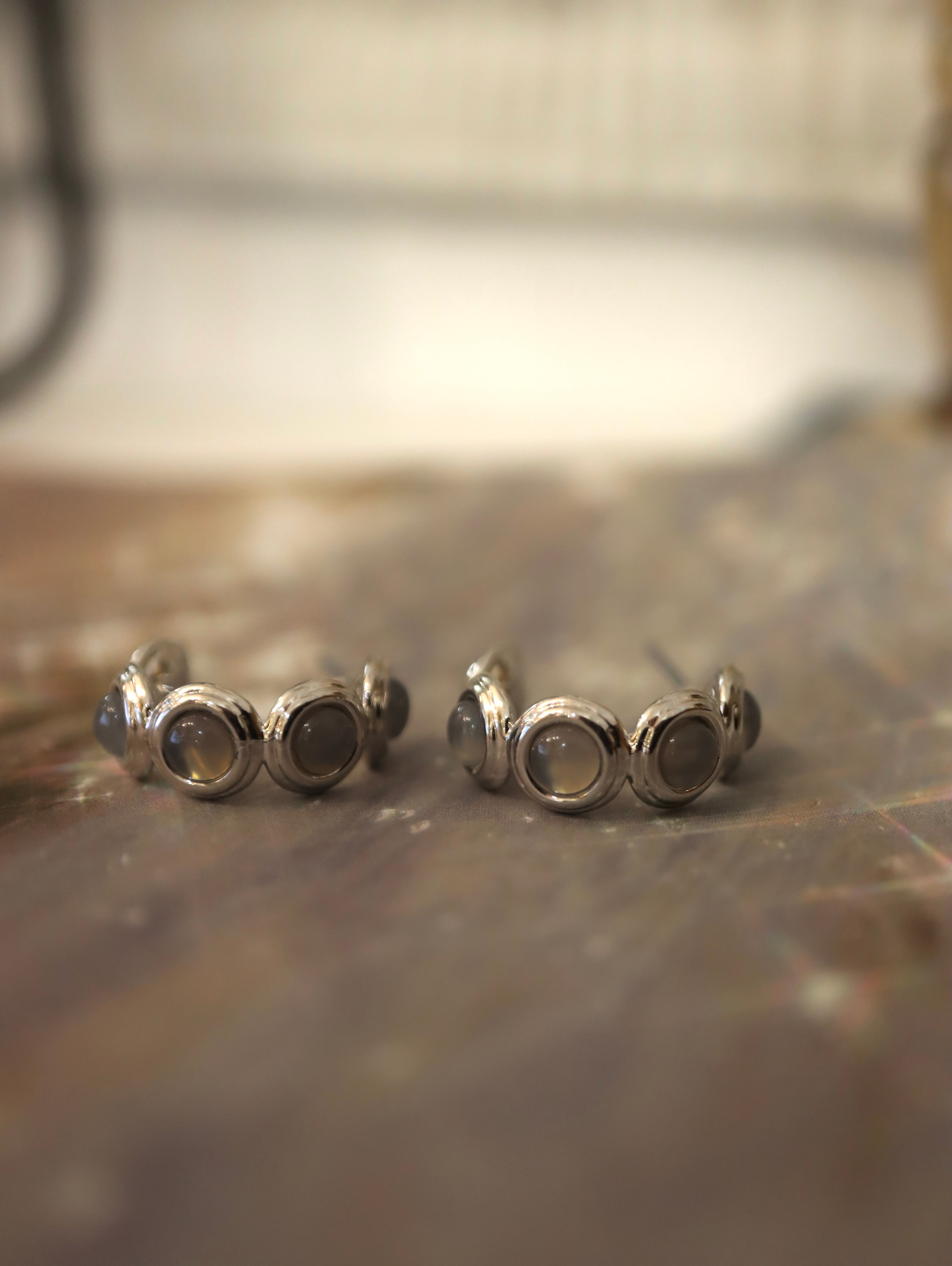 Round stone brass earrings