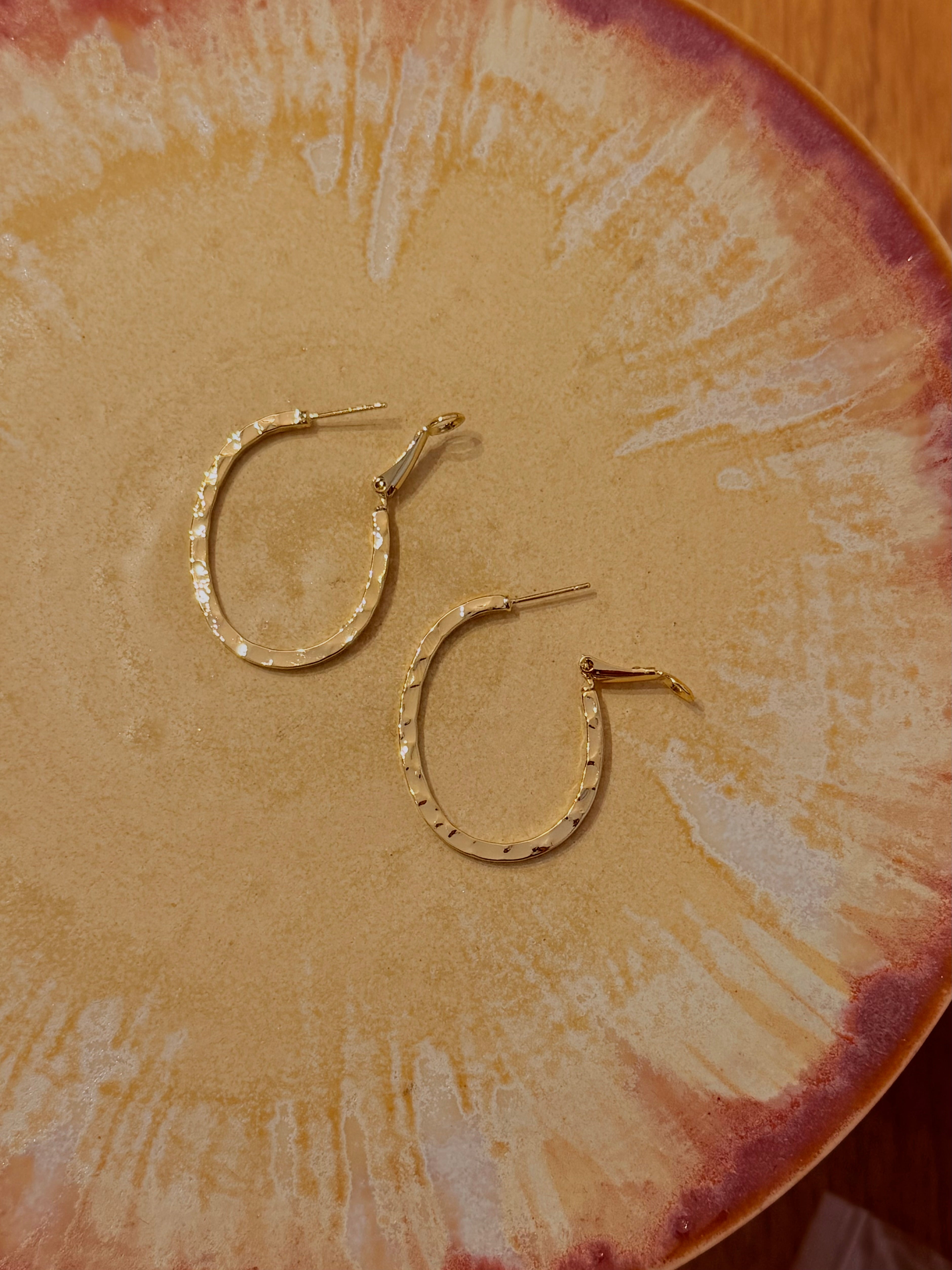 Hammered oval earrings