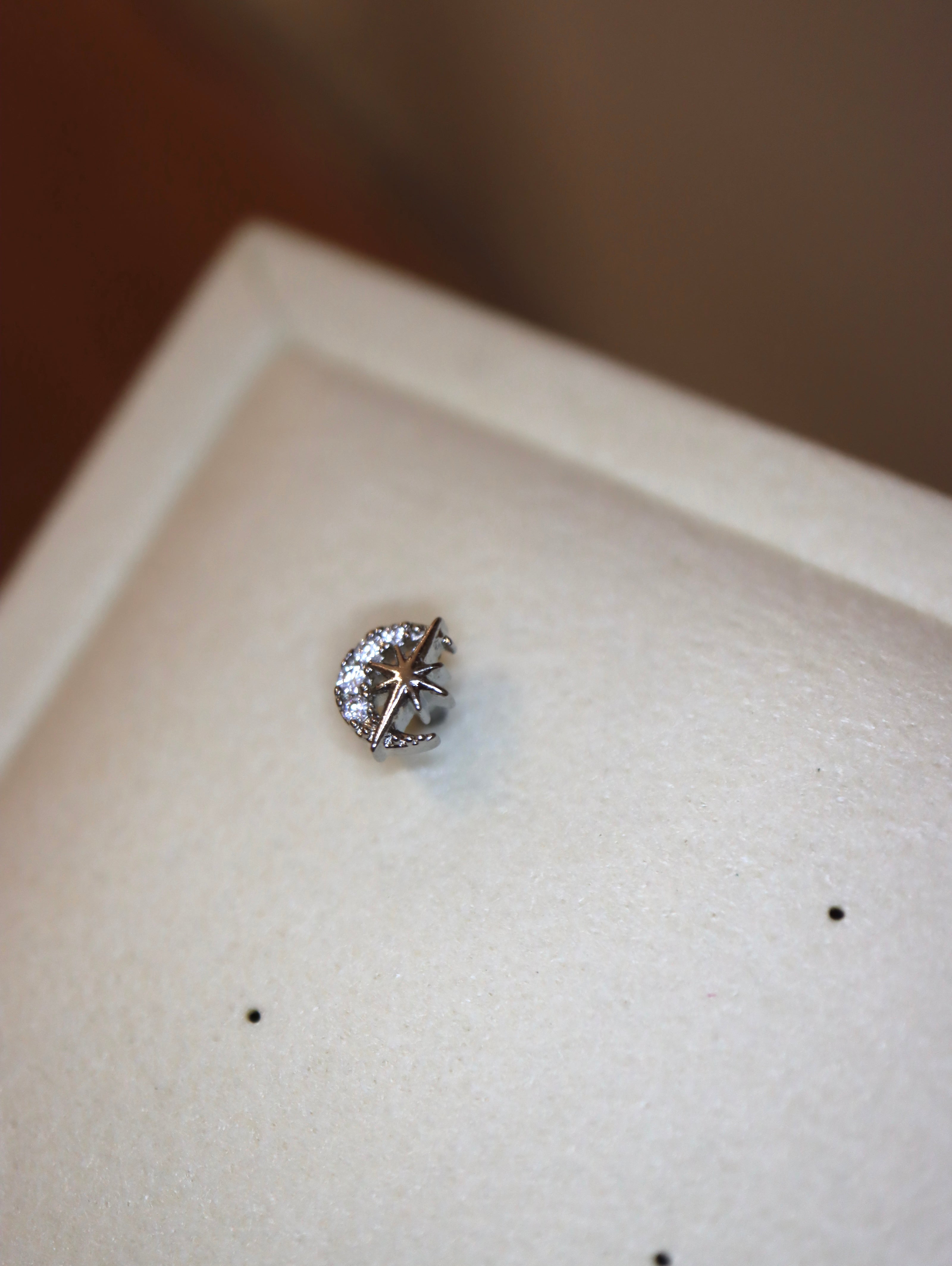 Crescent cz sparkle stud piercing (1pc)