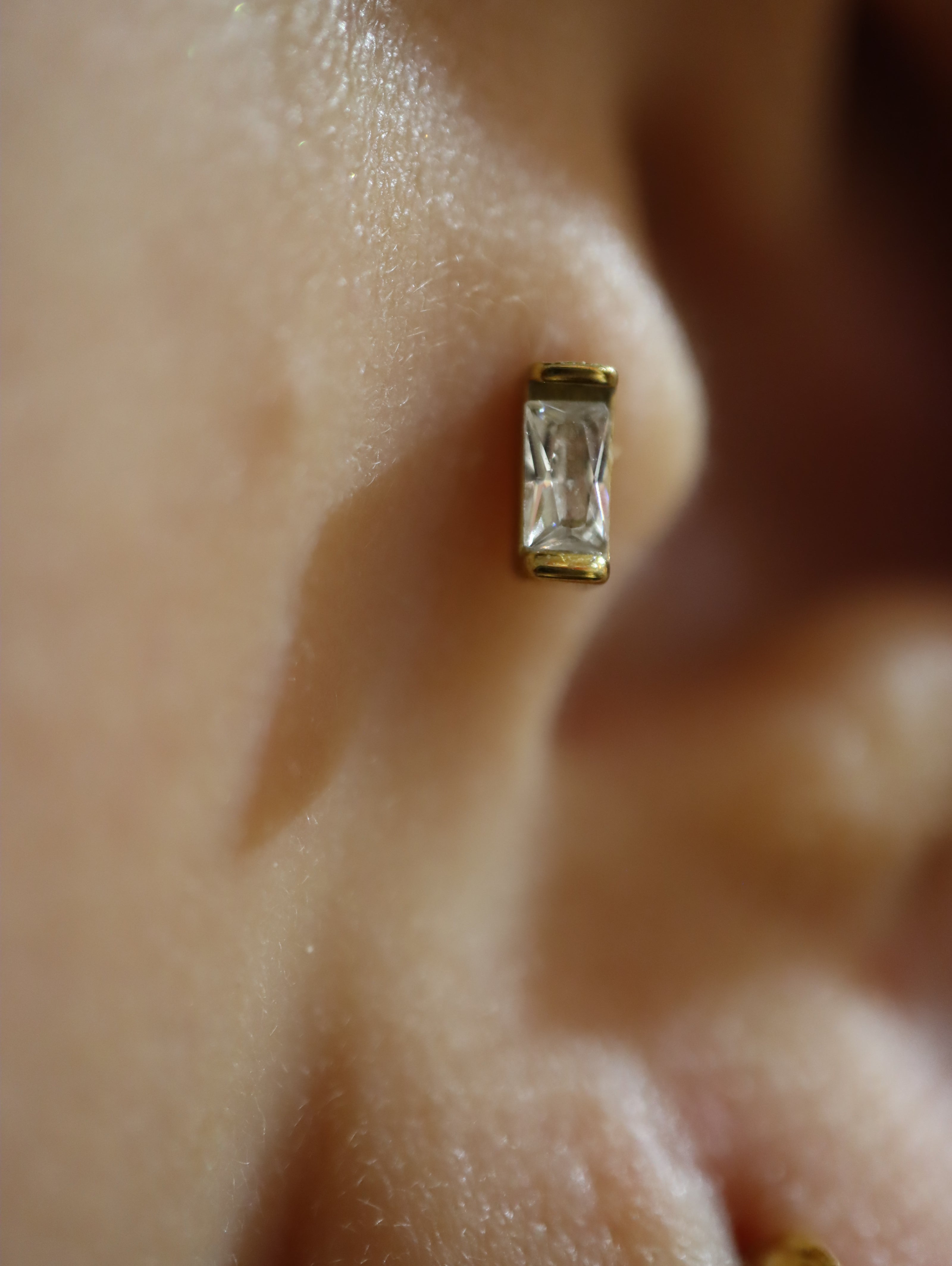 Rectangular cz threadless stud piercing