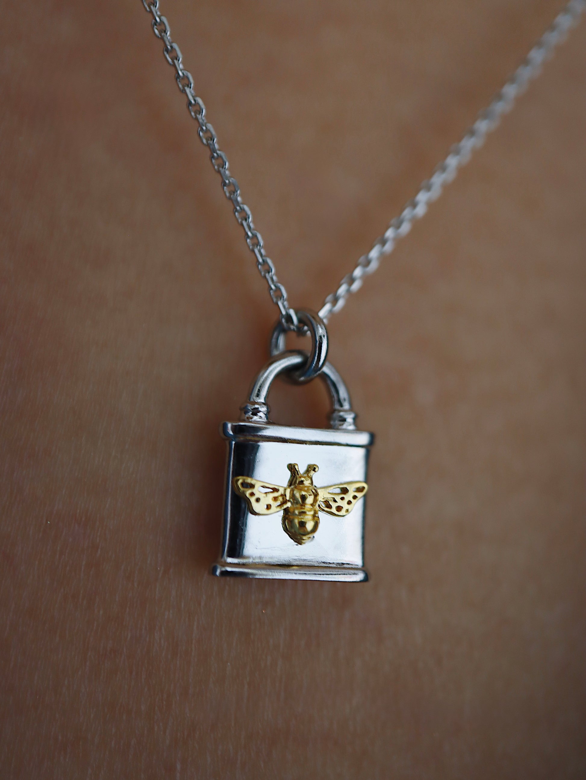 Mix tone bee on lock 925 silver necklace