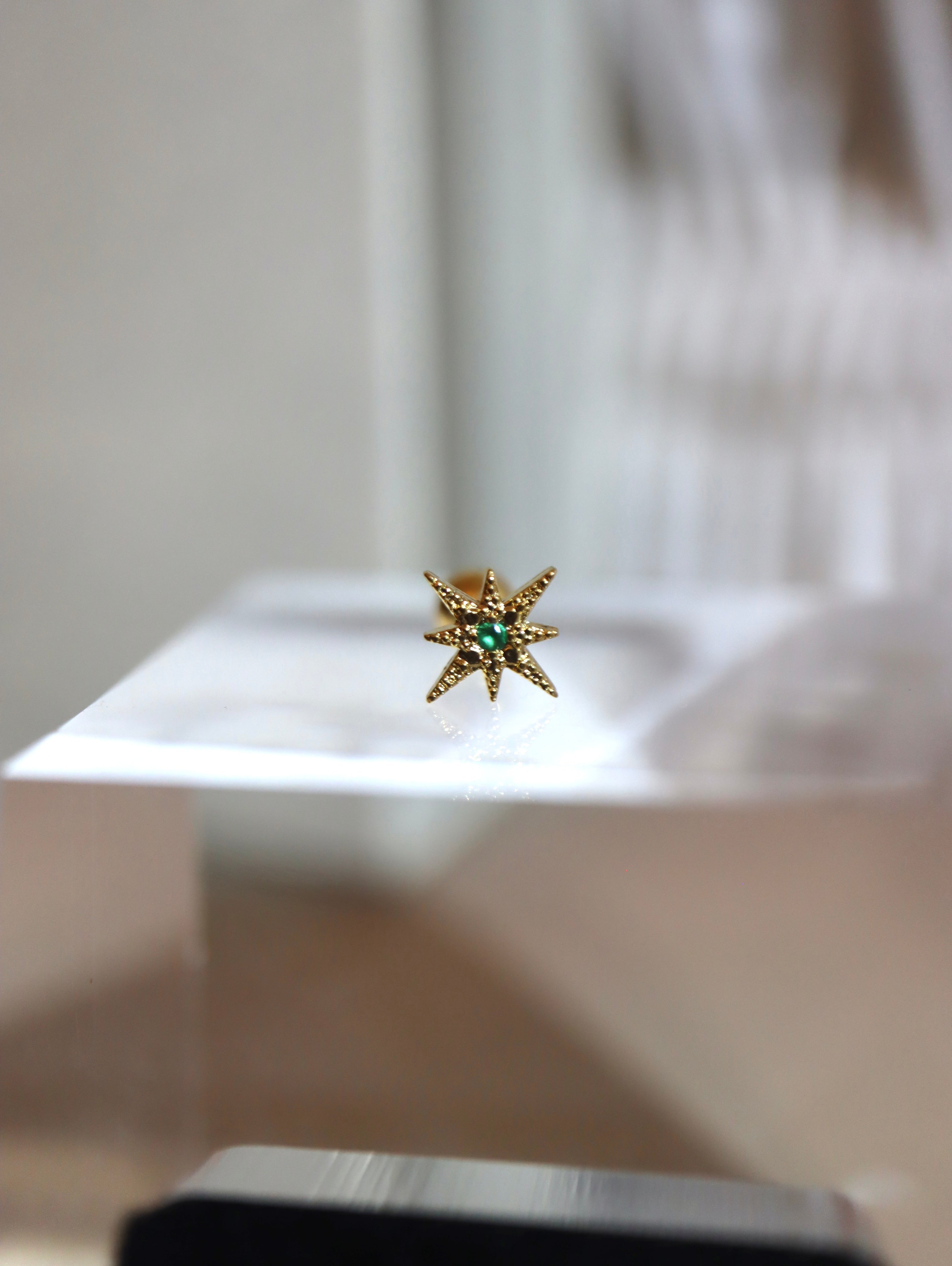 Starburst green stud piercing (1pc)