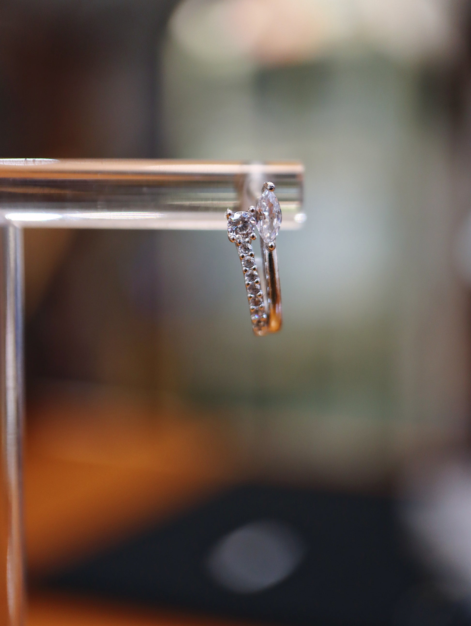 Cz curved U-shaped stud piercing