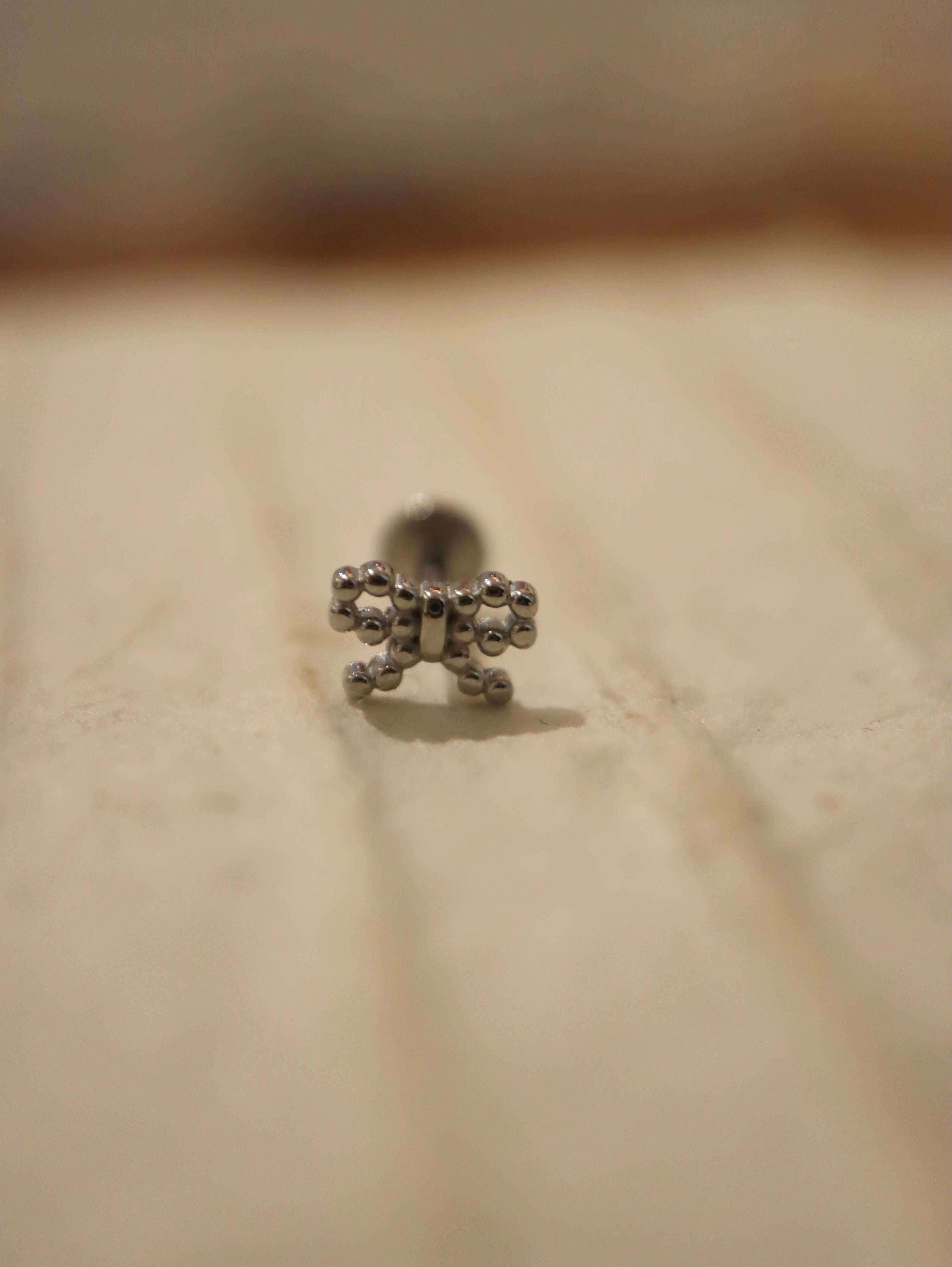 Ribbon stainless steel threadless labret piercing