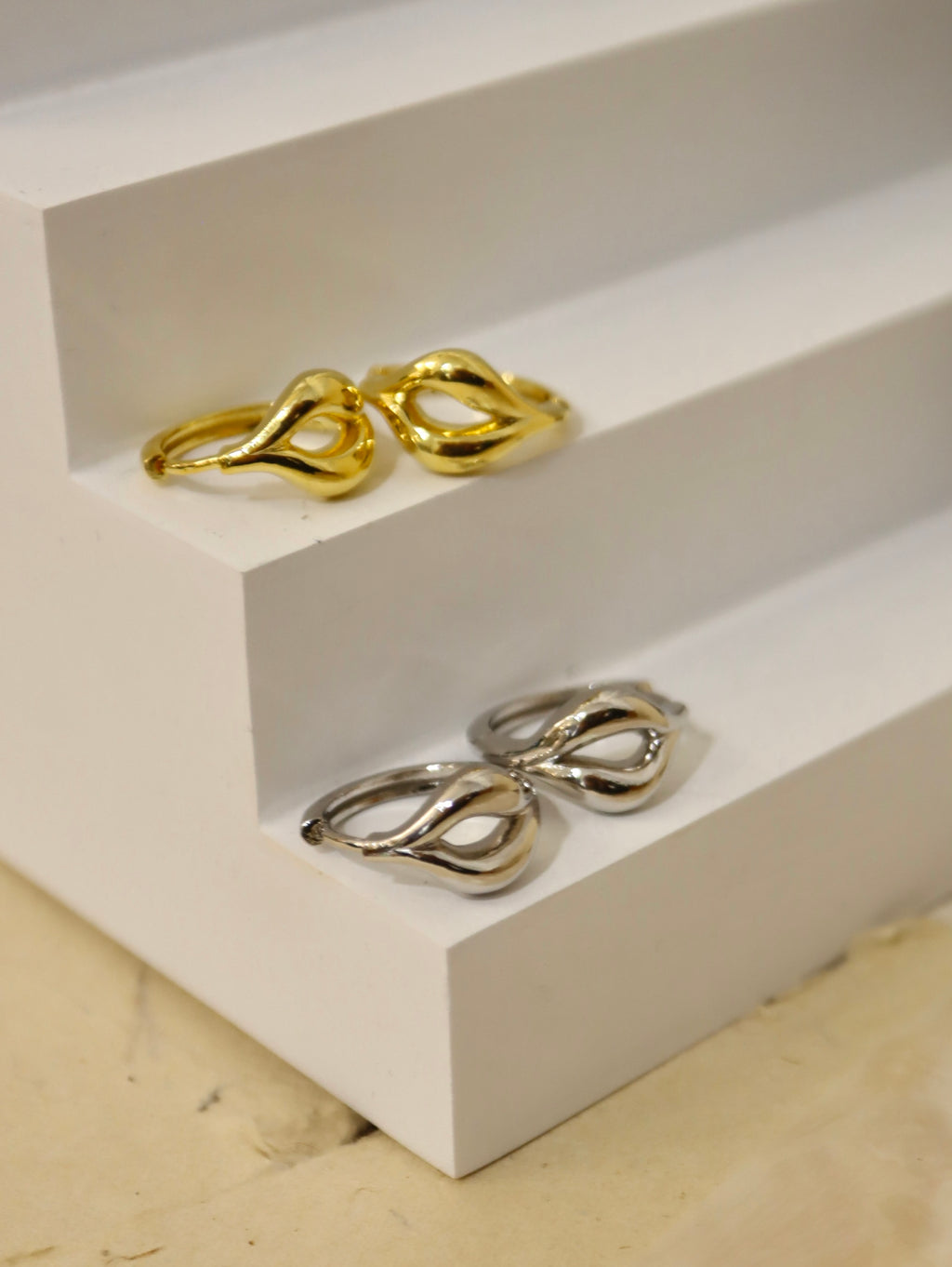 Double flow line hoop earrings