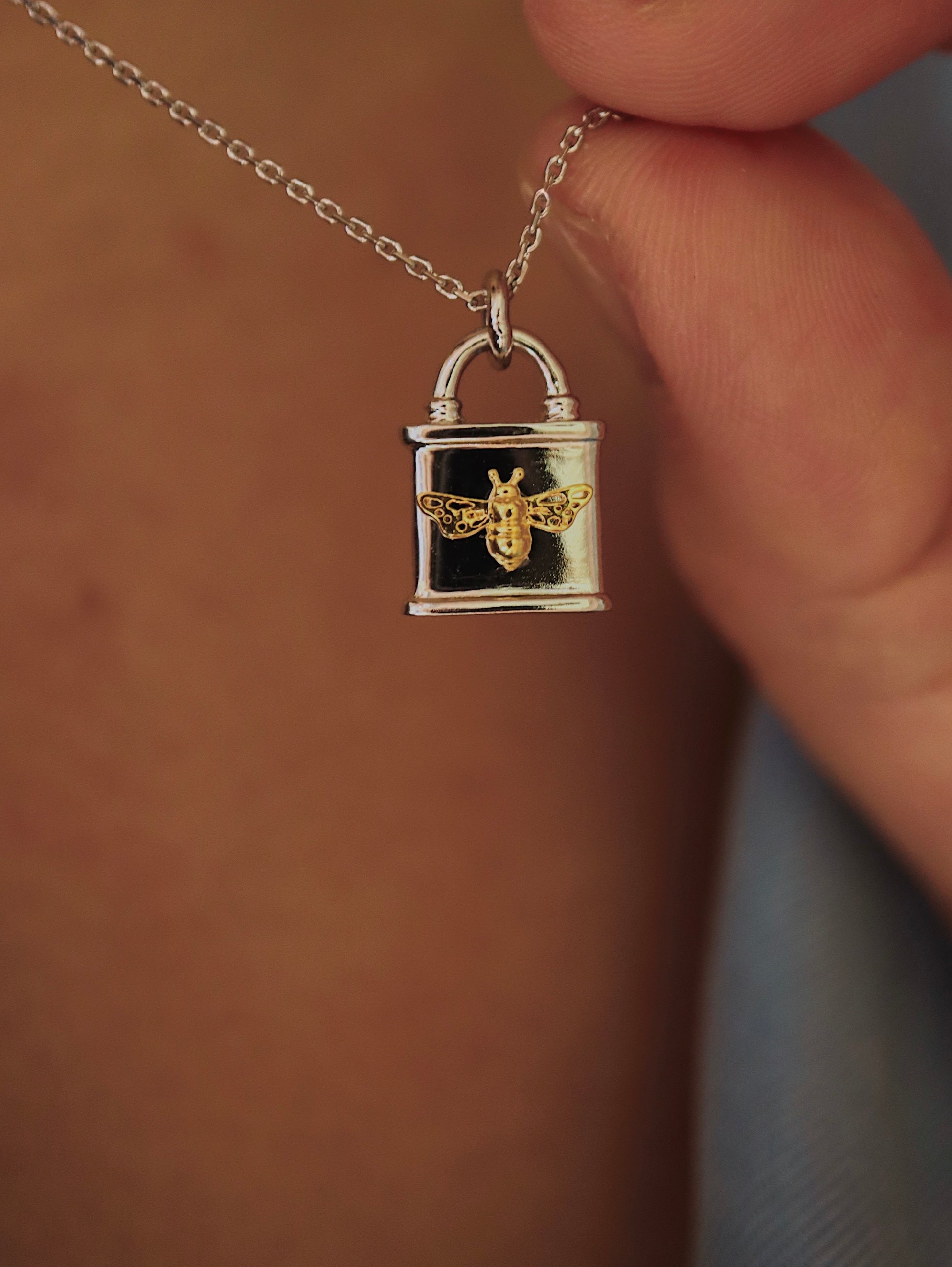 Mix tone bee on lock 925 silver necklace