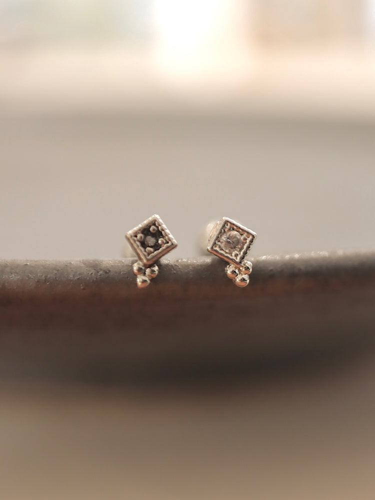 Cz stud surgical steel piercing earring (1pc)