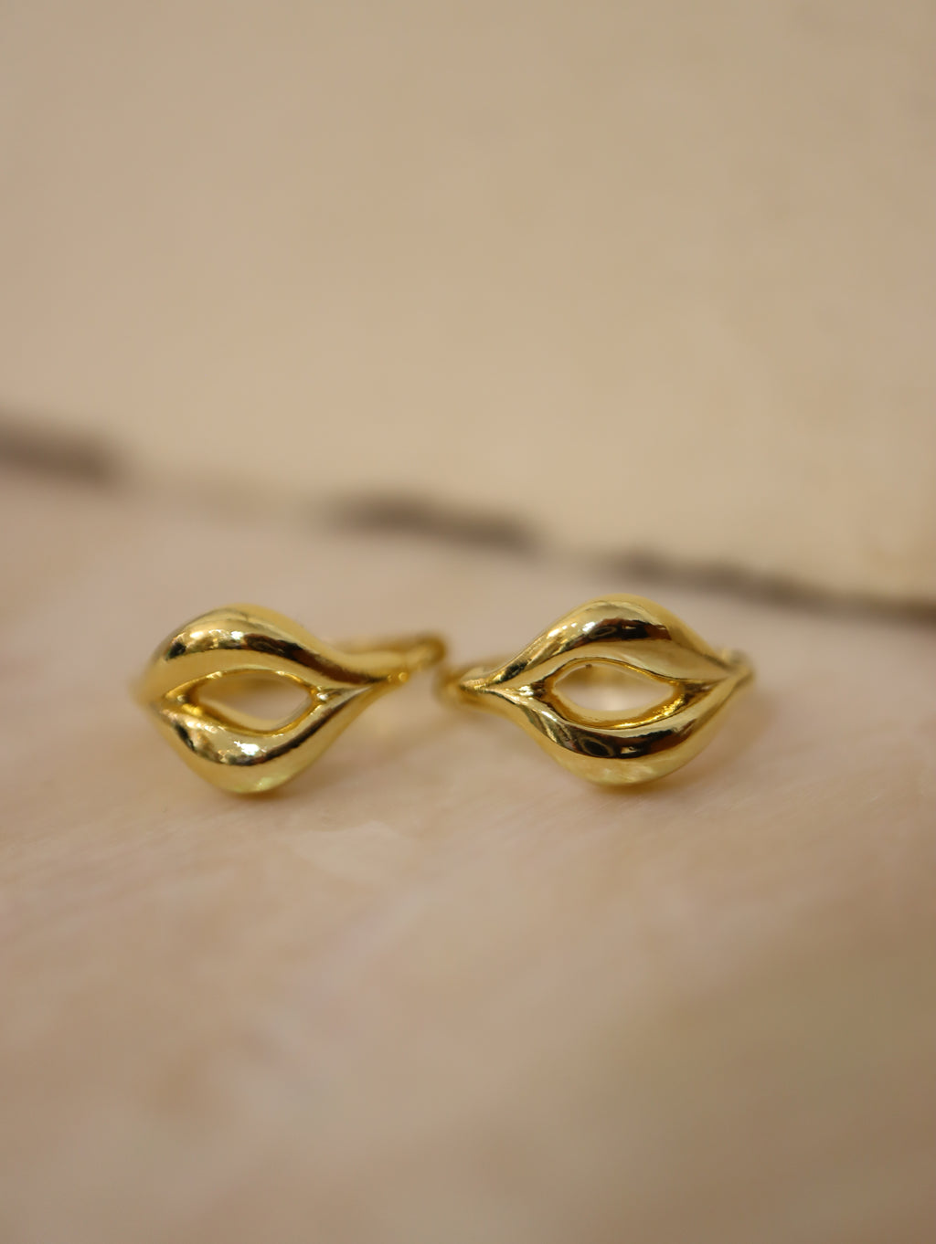 Double flow line hoop earrings