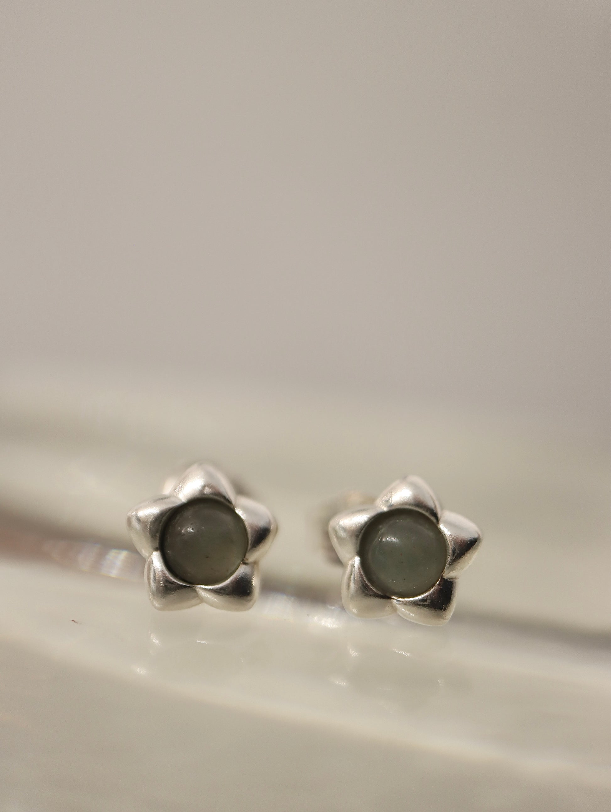 Star-shaped mood stone stud earrings