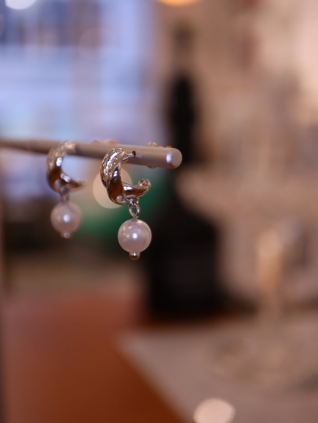 Drop pearl earrings