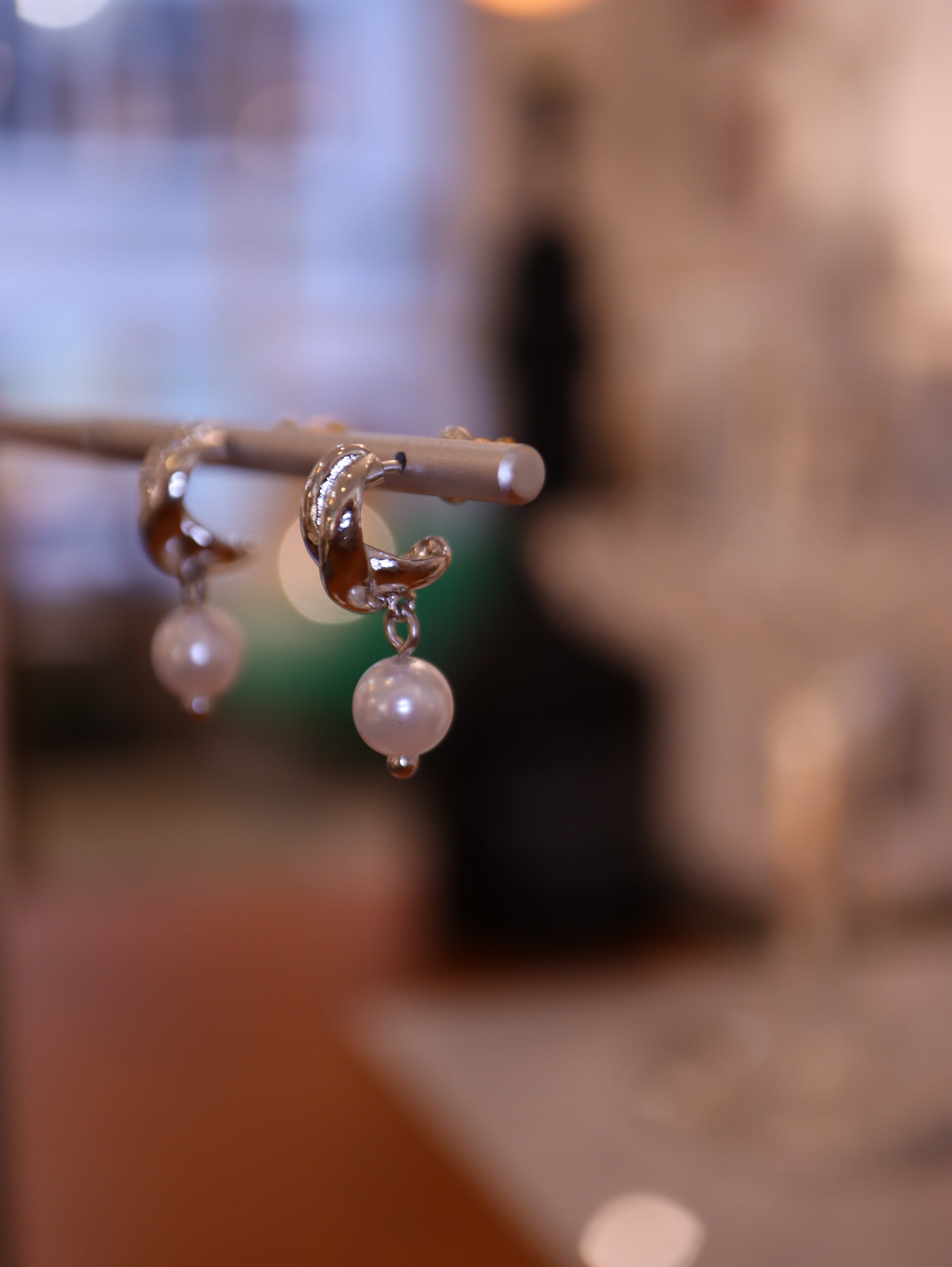 Drop pearl earrings