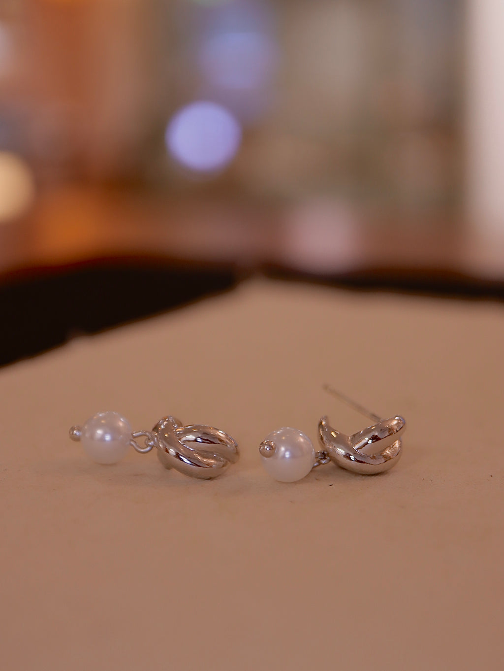 Drop pearl earrings