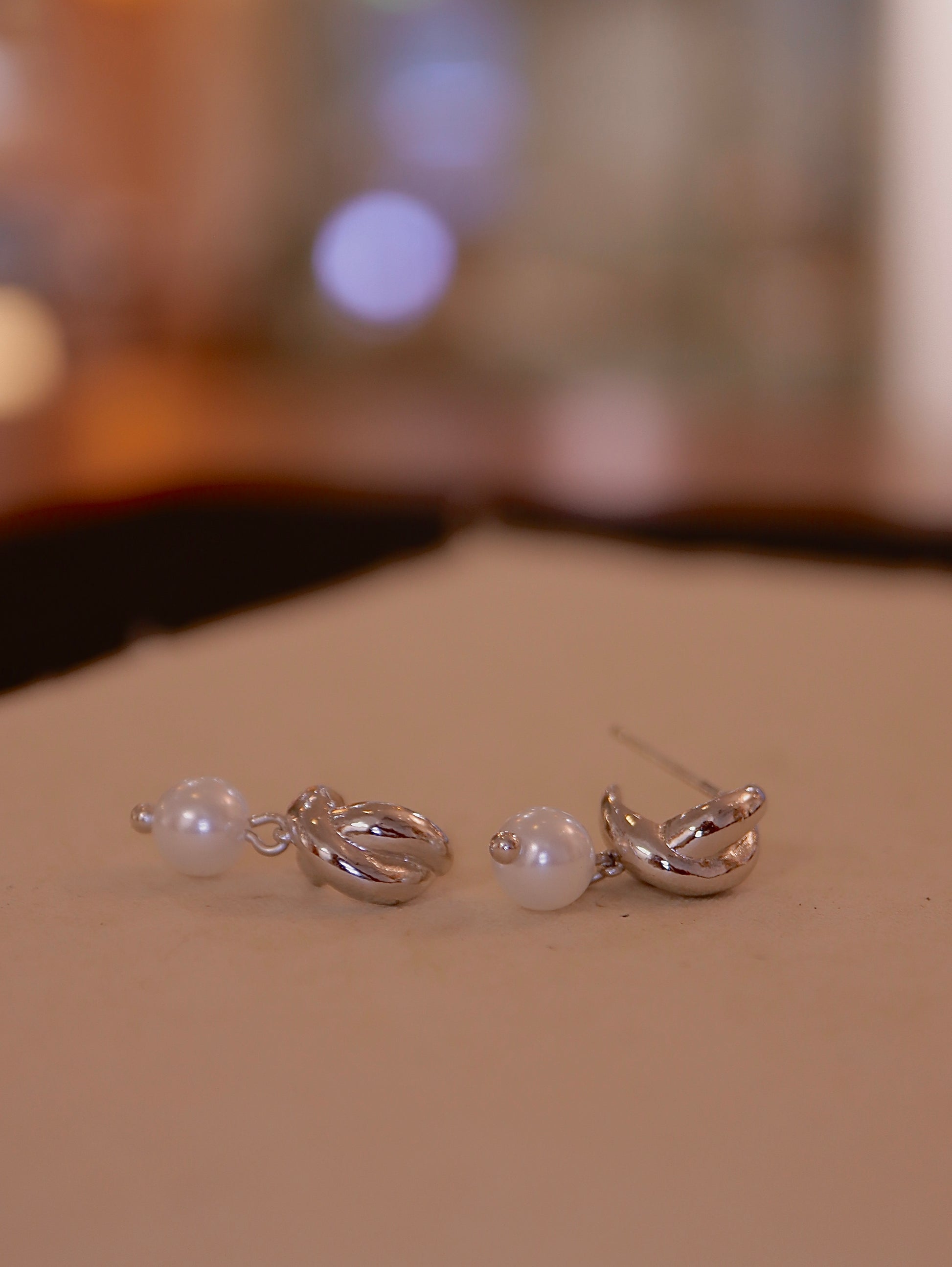 Drop pearl earrings