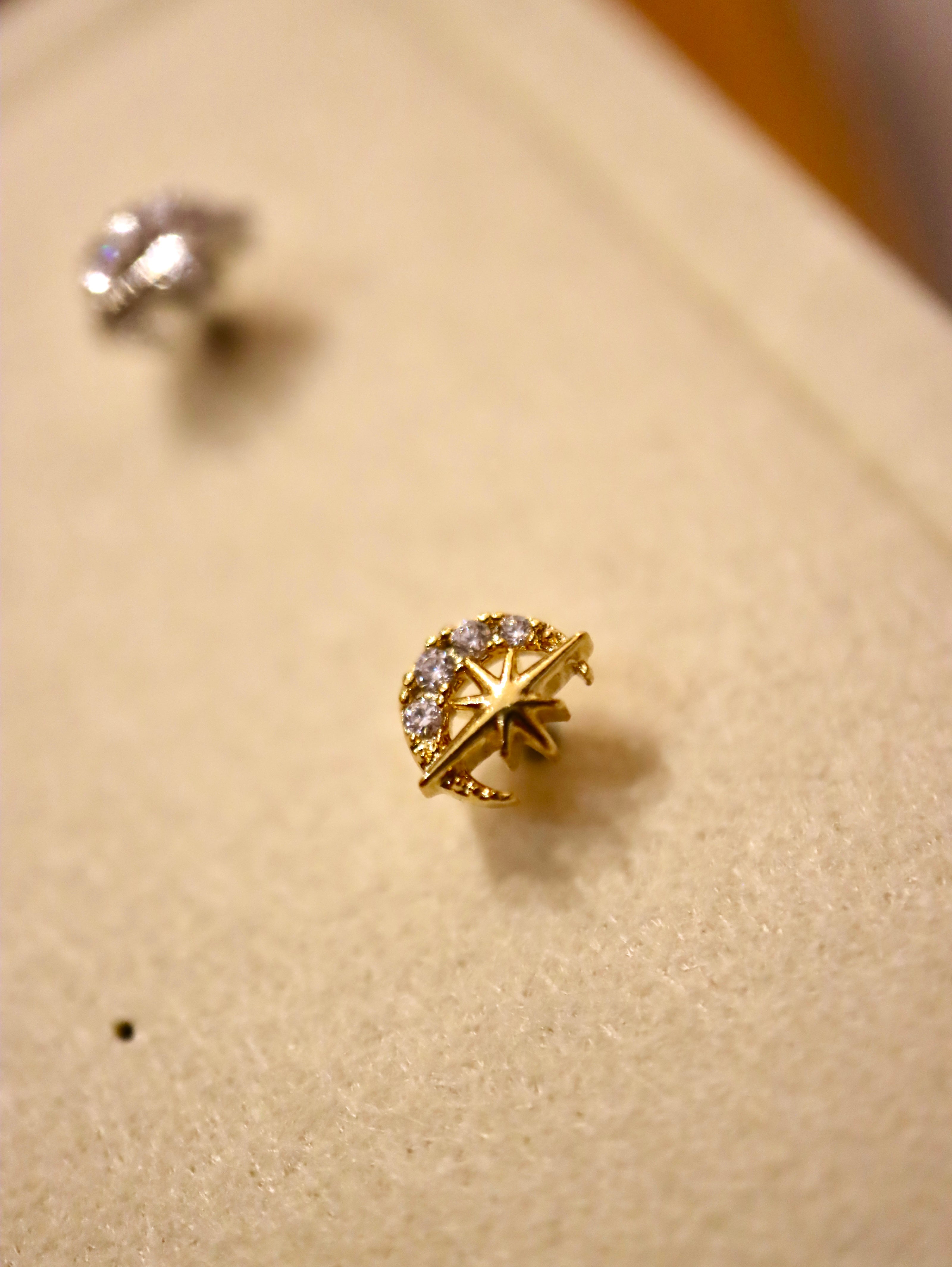 Crescent cz sparkle stud piercing (1pc)