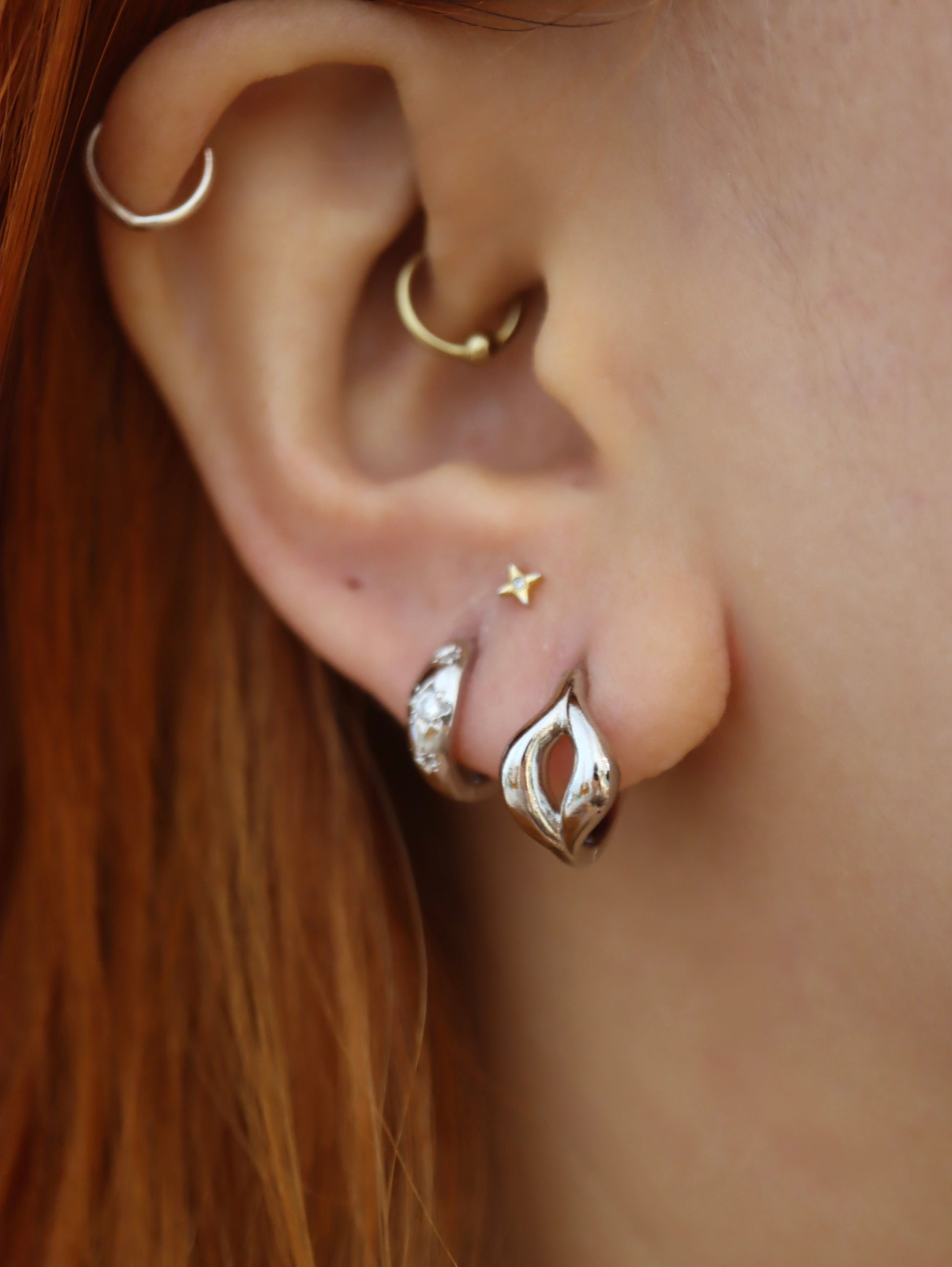 Double flow line hoop earrings