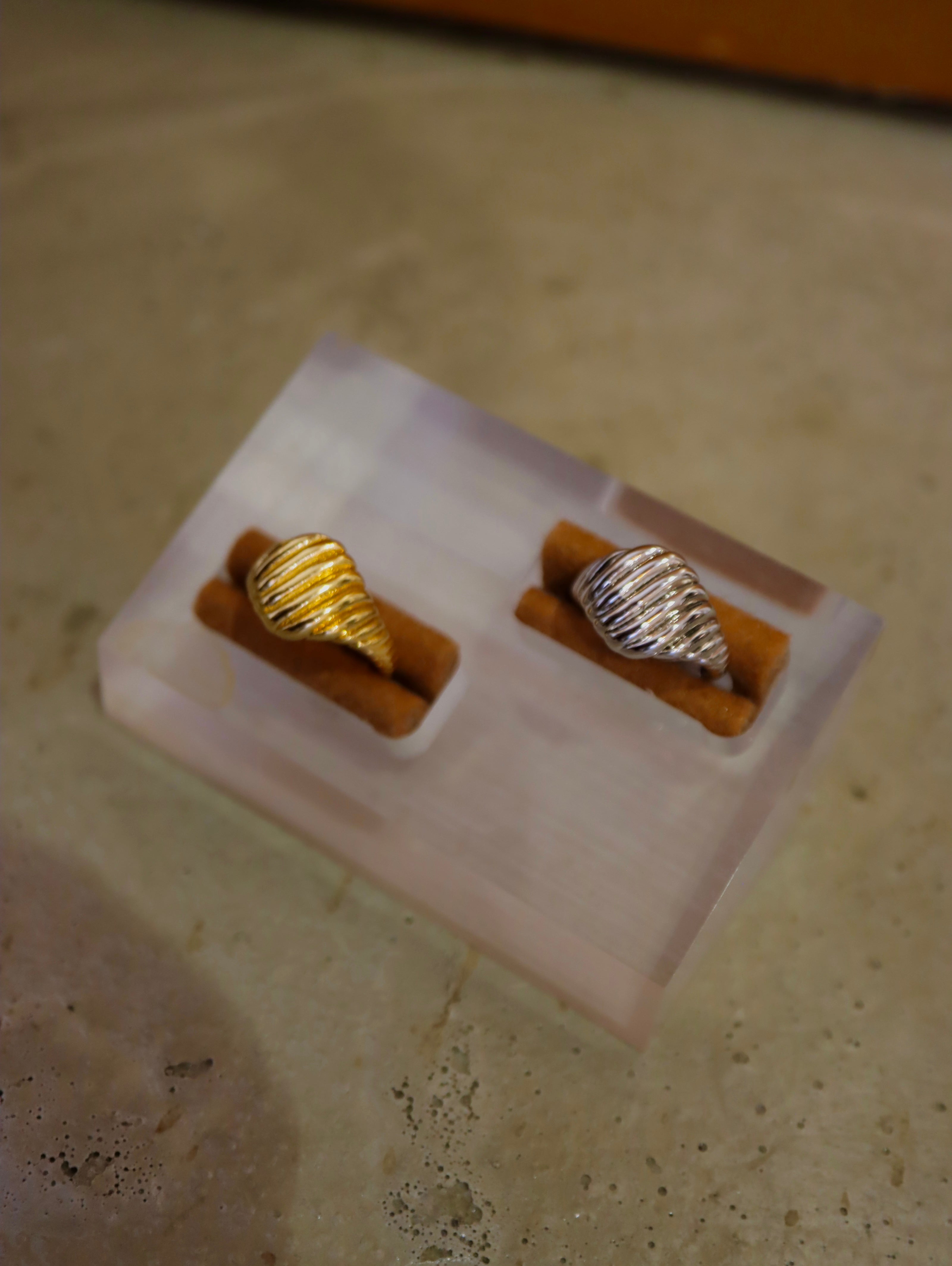 Ribbed Signet Pinky Ring