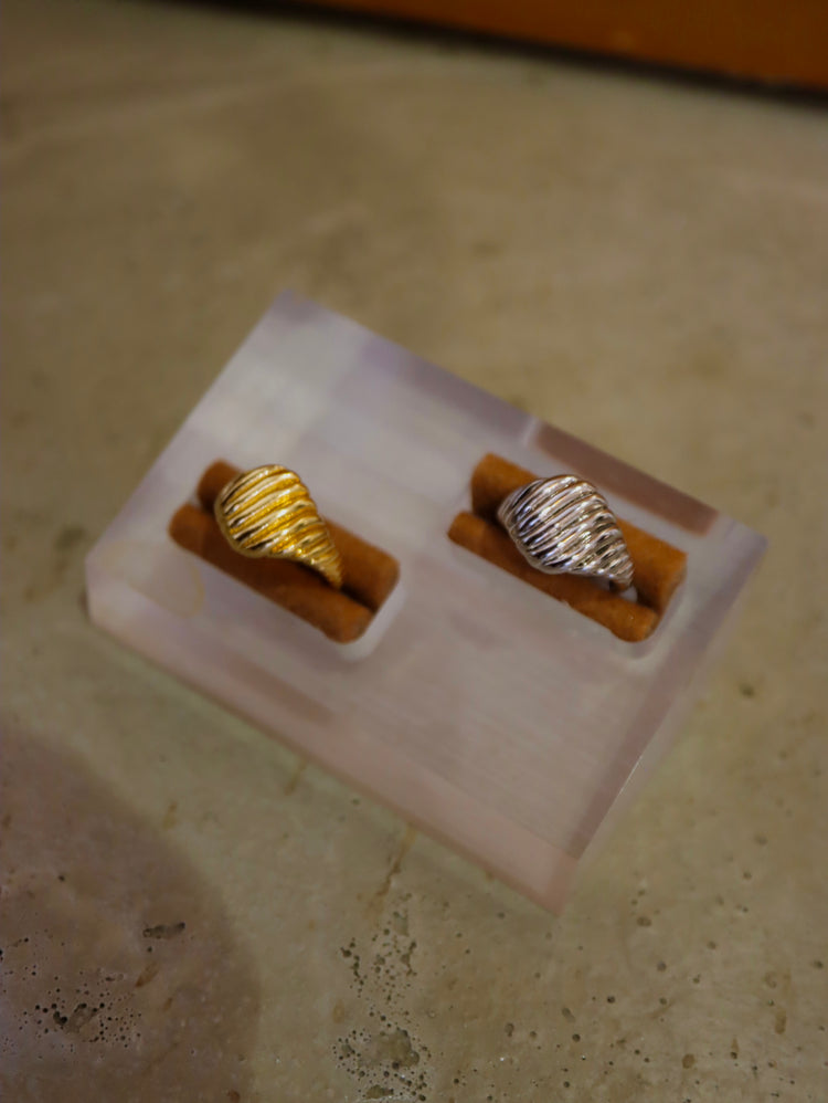 Ribbed Signet Pinky Ring
