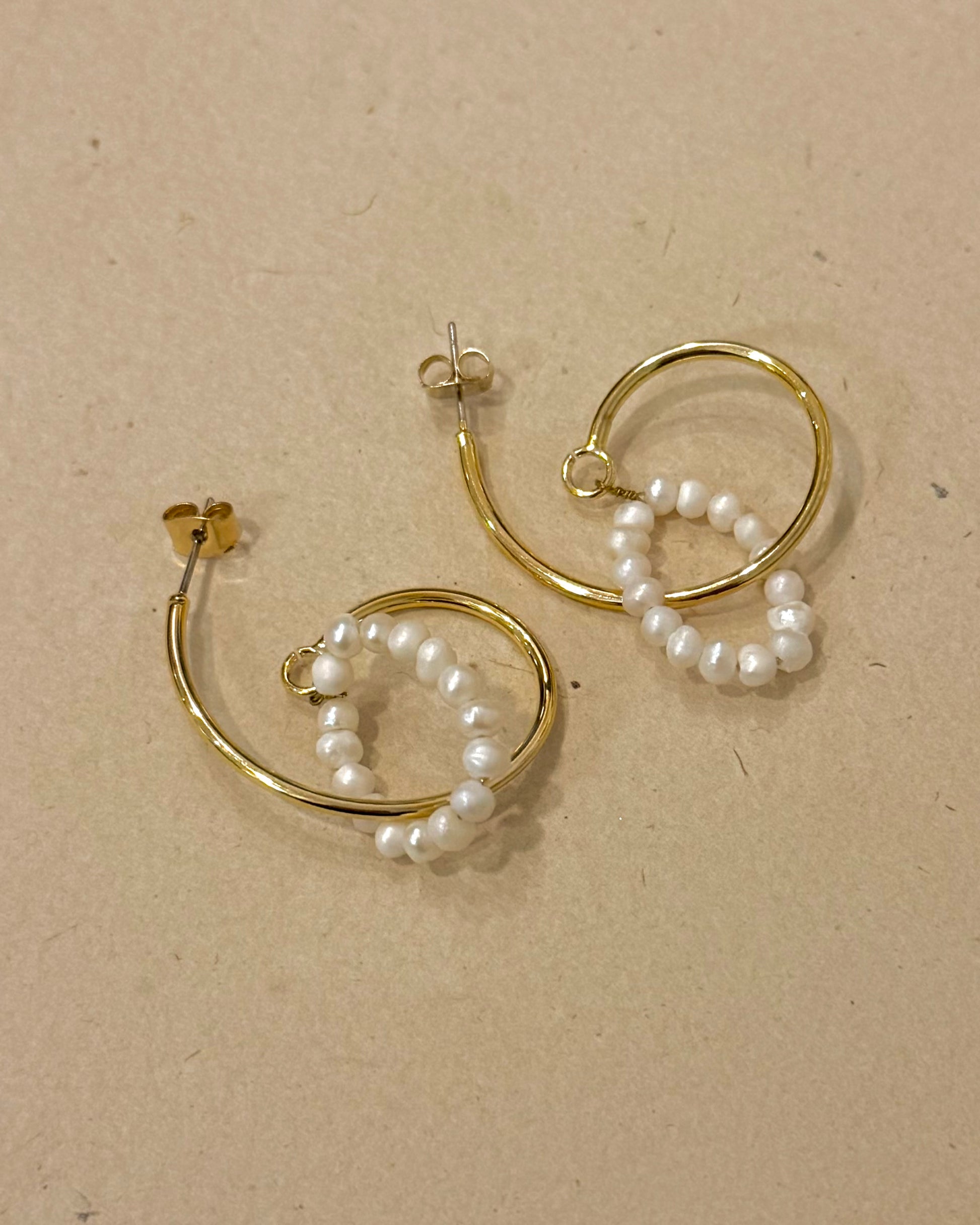 Interlock pearl earrings