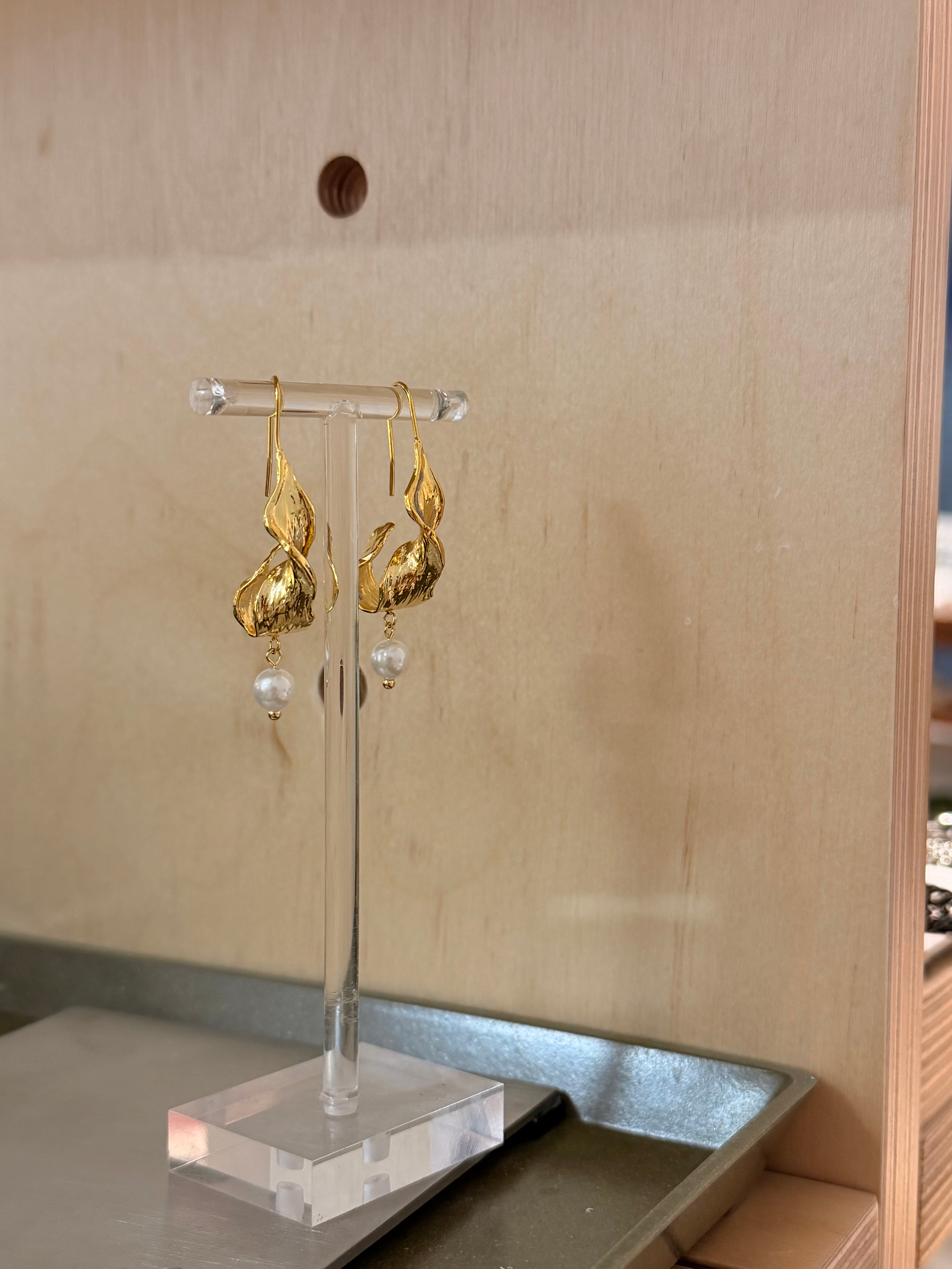 Drop pearl earrings