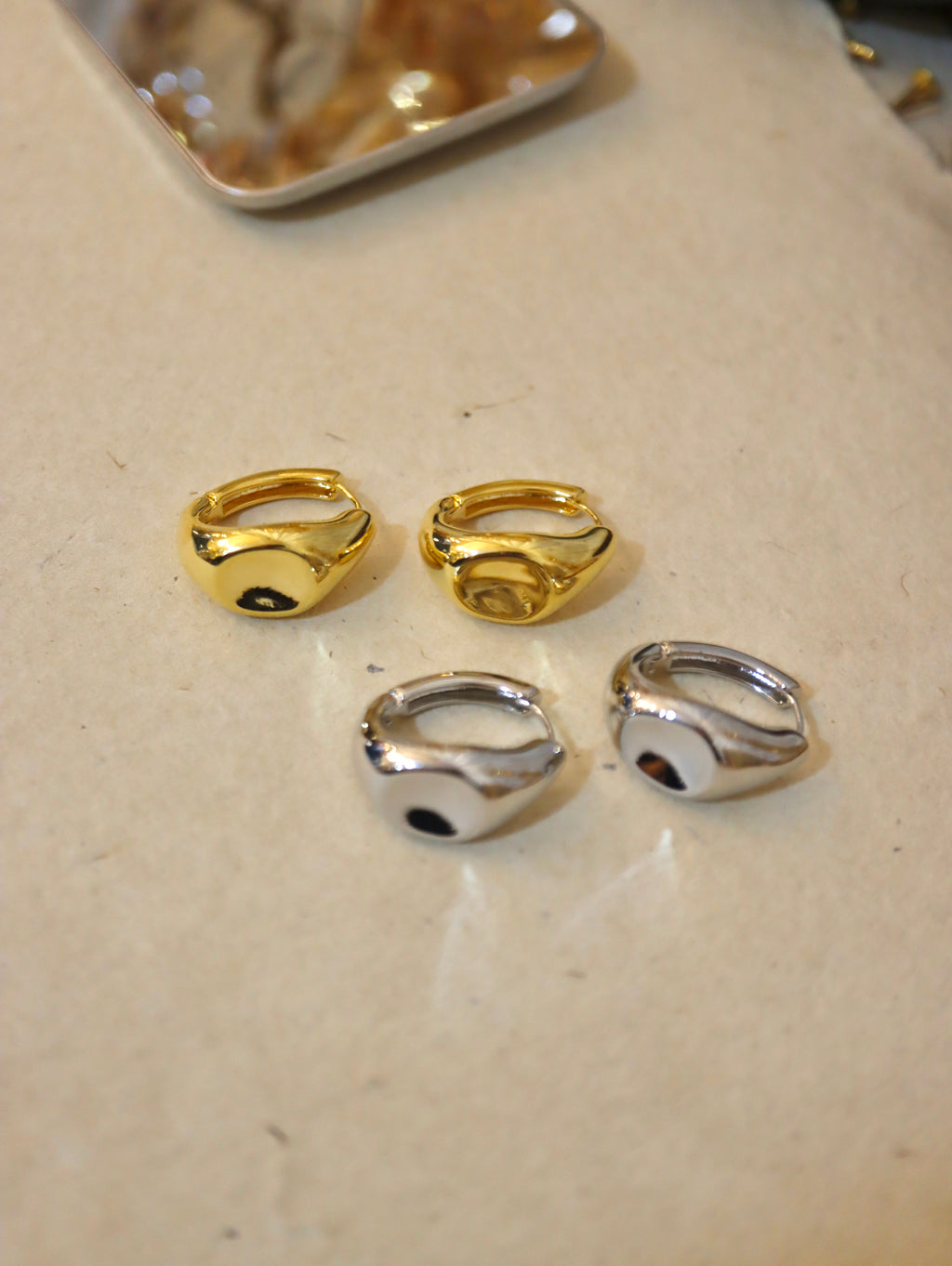 One-touch hoop earrings with natural curves